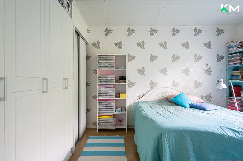 Päämakuuhuoneessa on hyvin säilytystilaa sekä kaappistoissa että liukuovien takana  syvennyksessä.