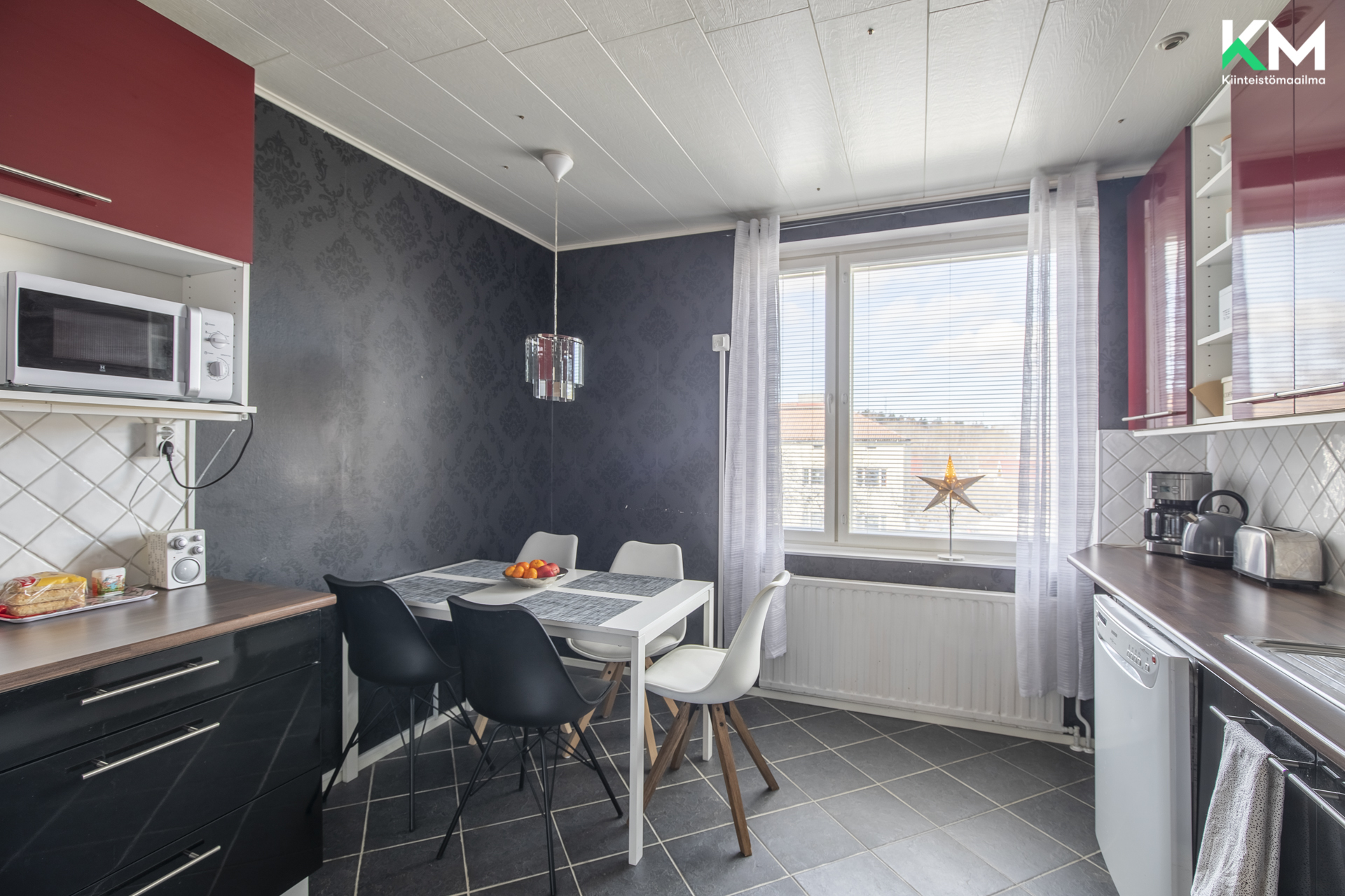 Keittiöön mahtuu ruokapöytä