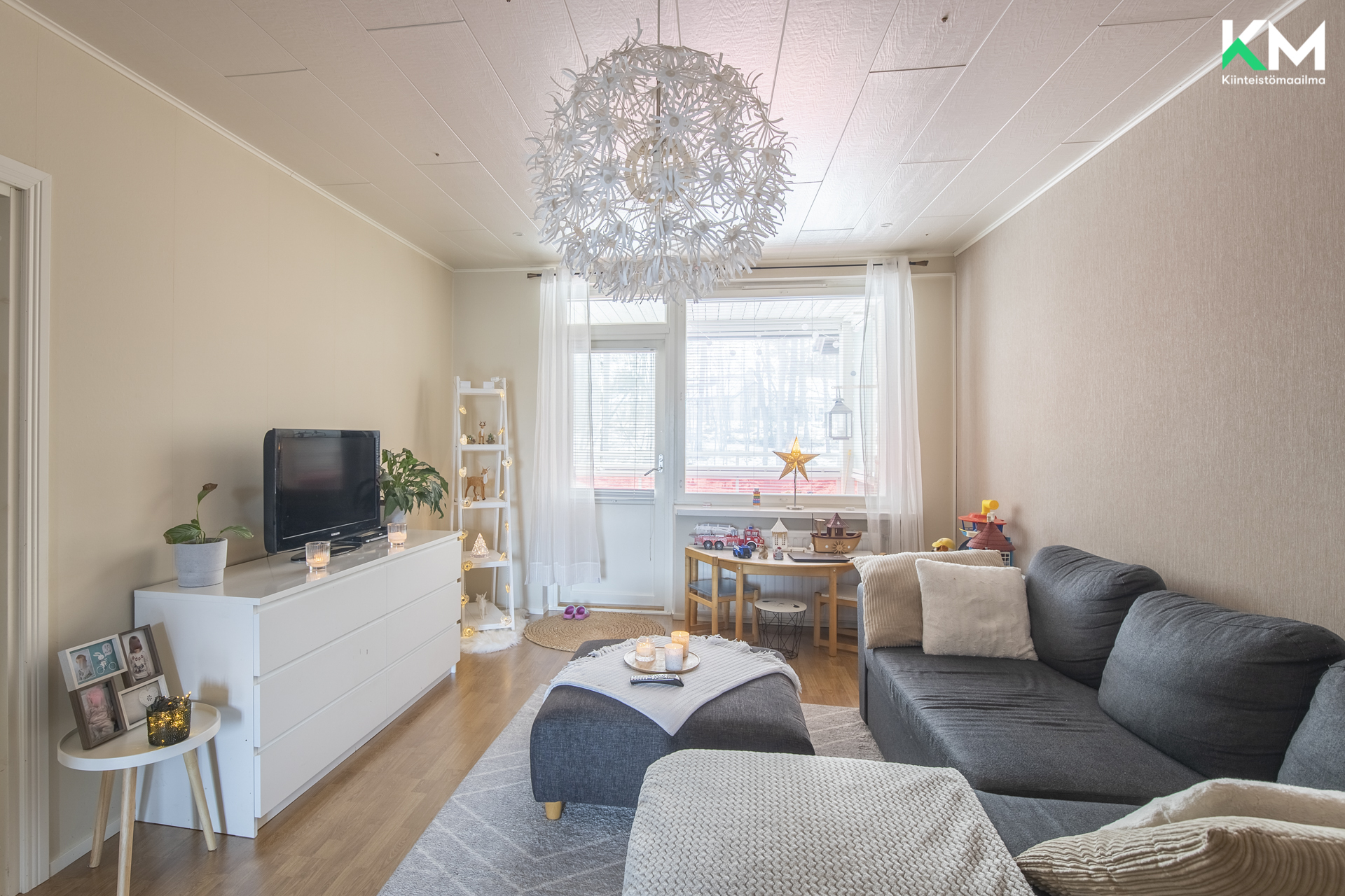 Valoisan olohuoneen jatkeena on lasitettu parveke