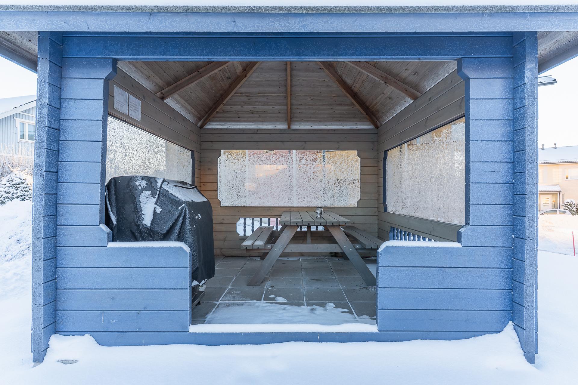 Taloyhtiön grillikatos