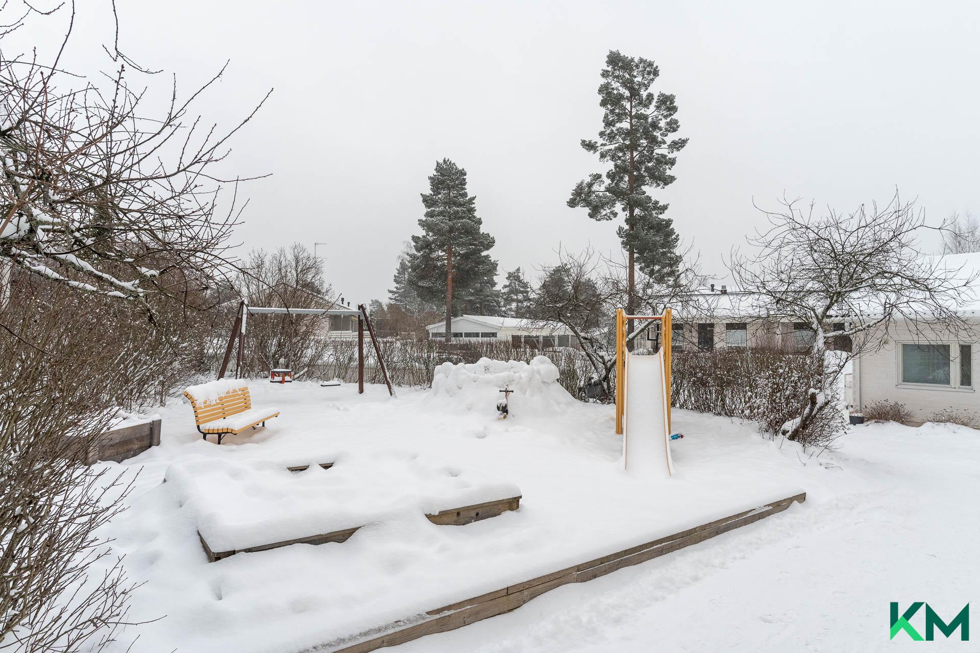 Lasten suojaisa leikkipiha