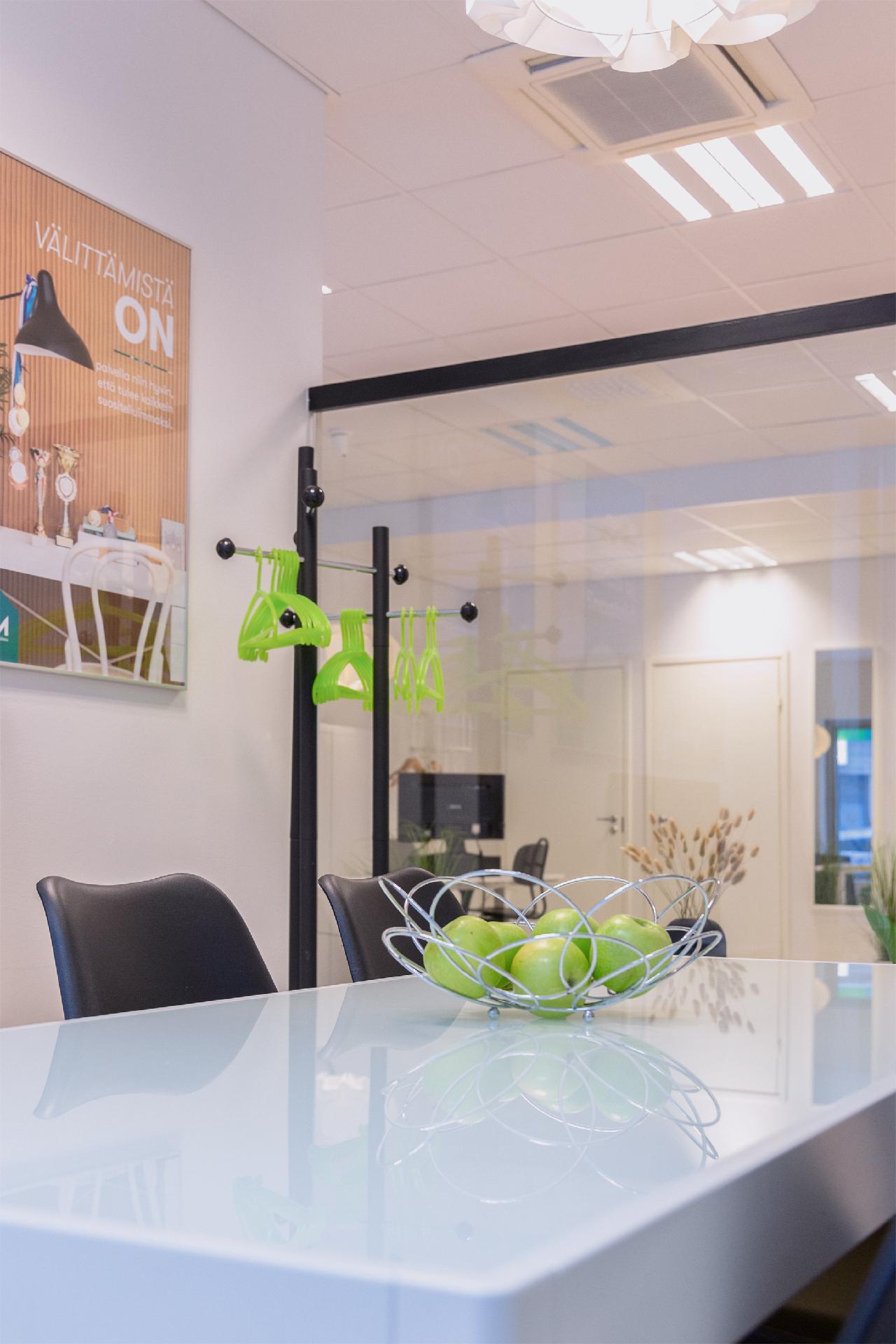 Koneellinen tulo-ja poistoilmanvaihto sekä jäähdytyslaitteisto.