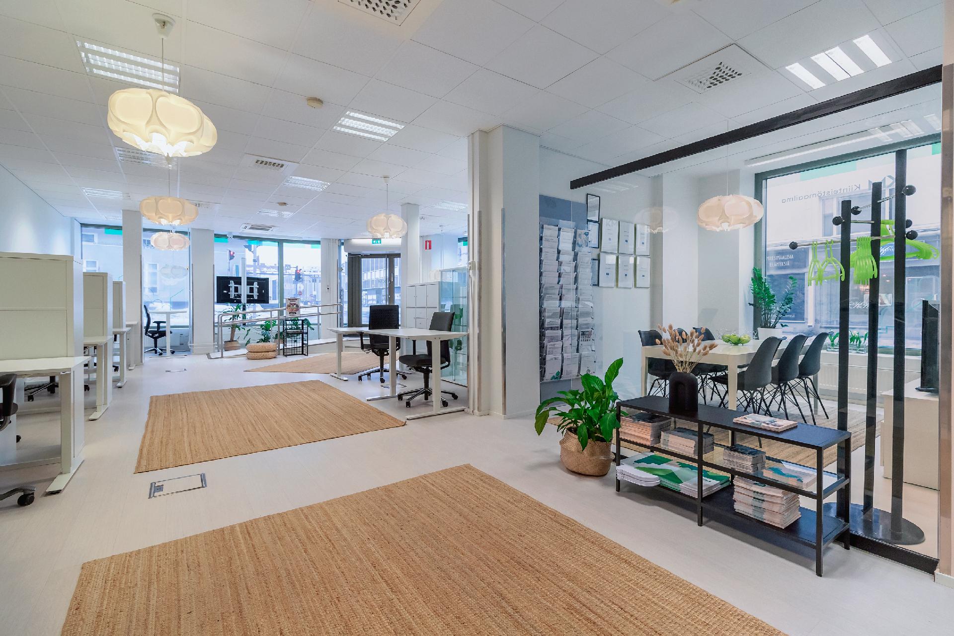 Näyteikkunat kiertävät koko kiinteistön julkisivu kulmauksen