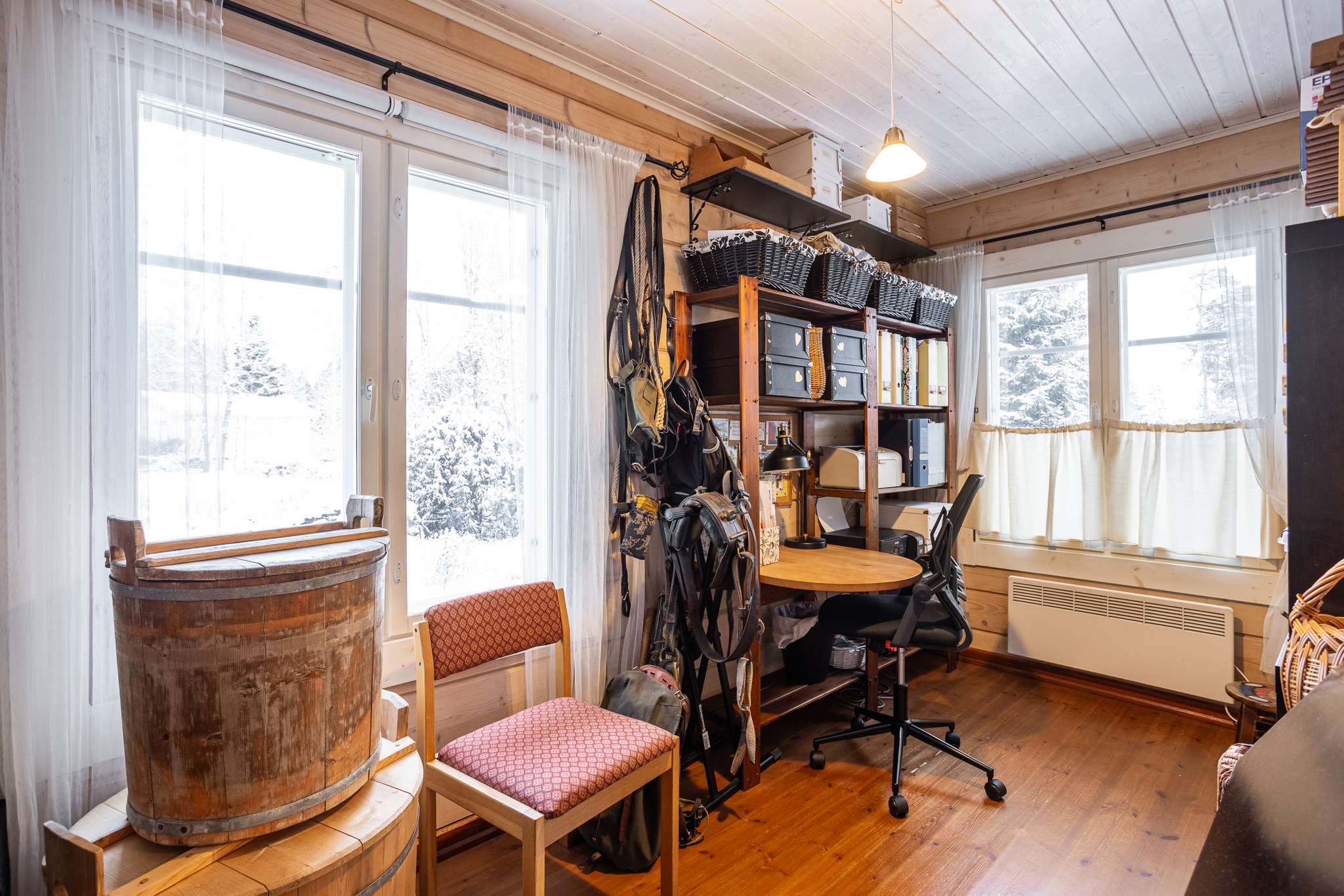 Alakerran työ- tai makuuhuone