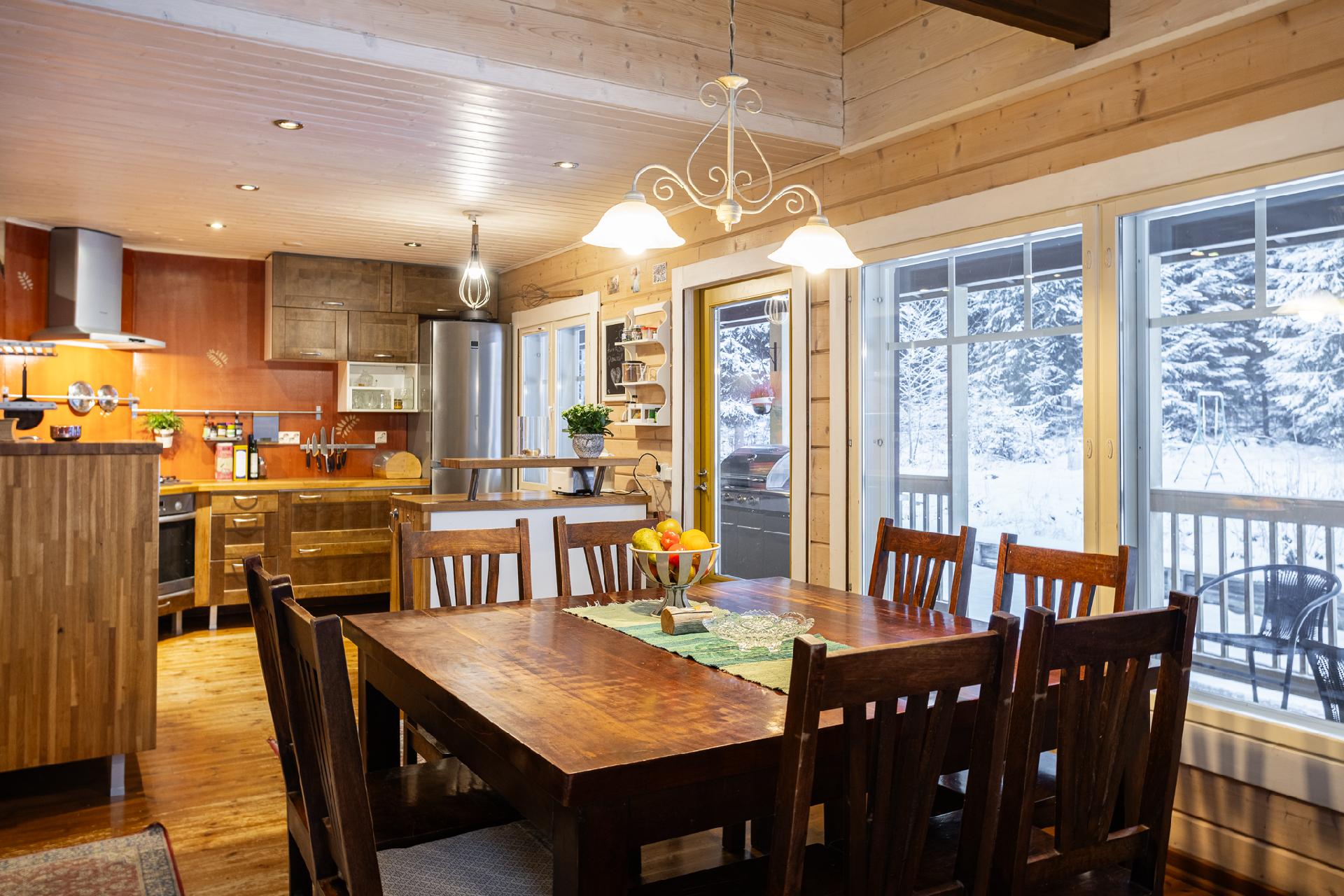 Ruokailutilasta keittiöön