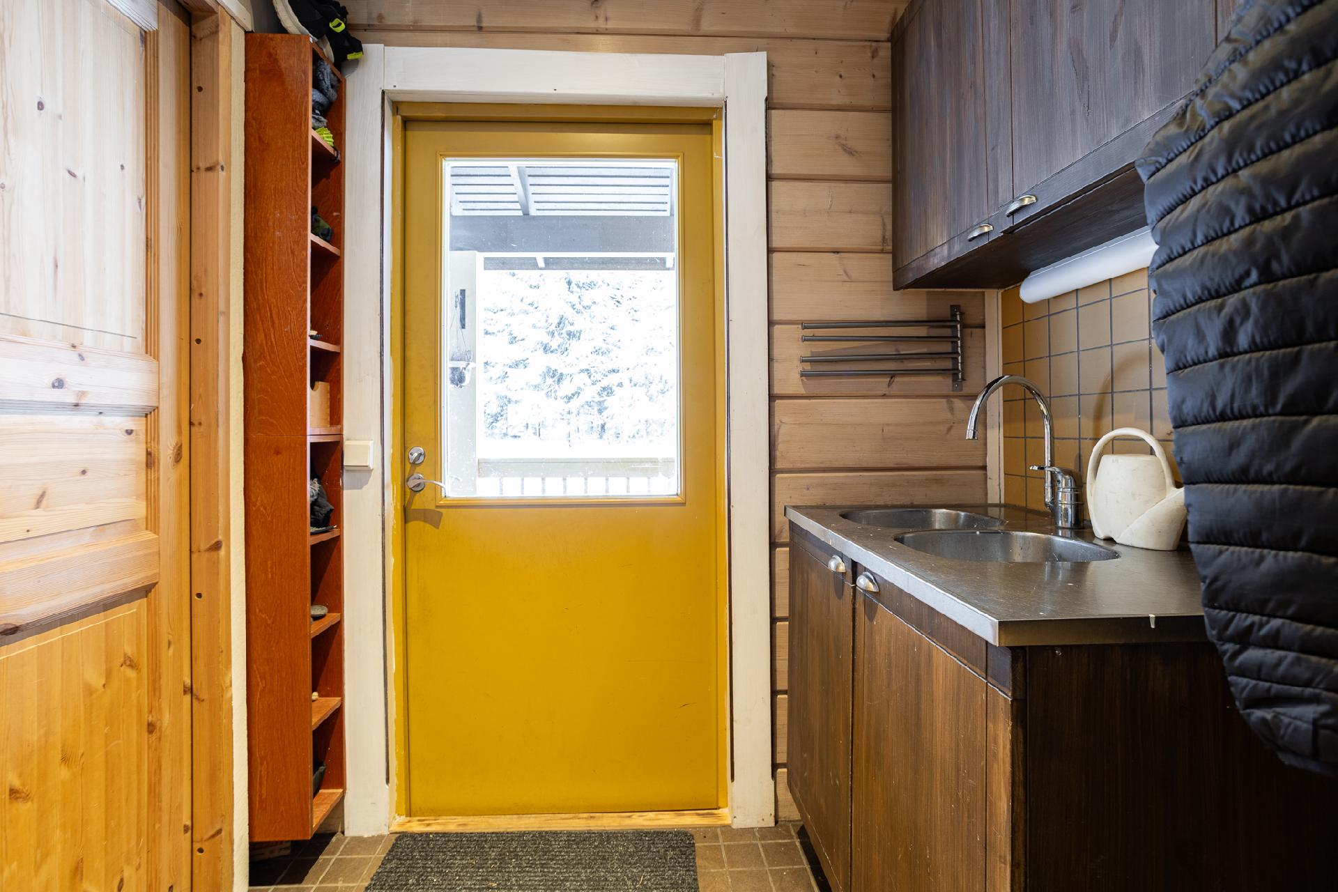 Kodinhoitohuoneesta kulku ulos