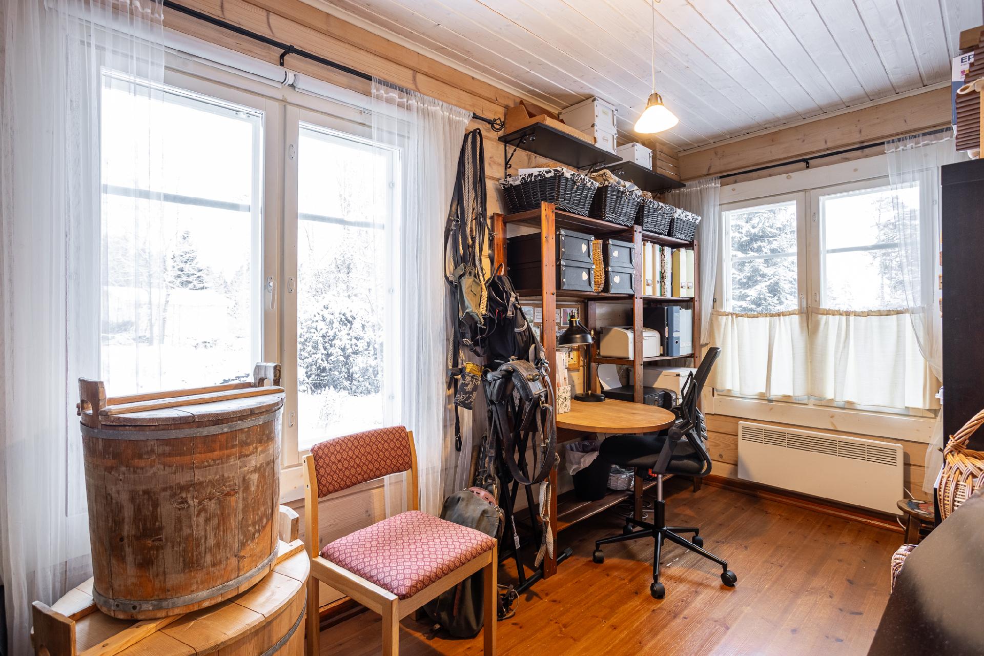 Alakerran työ- tai makuuhuone