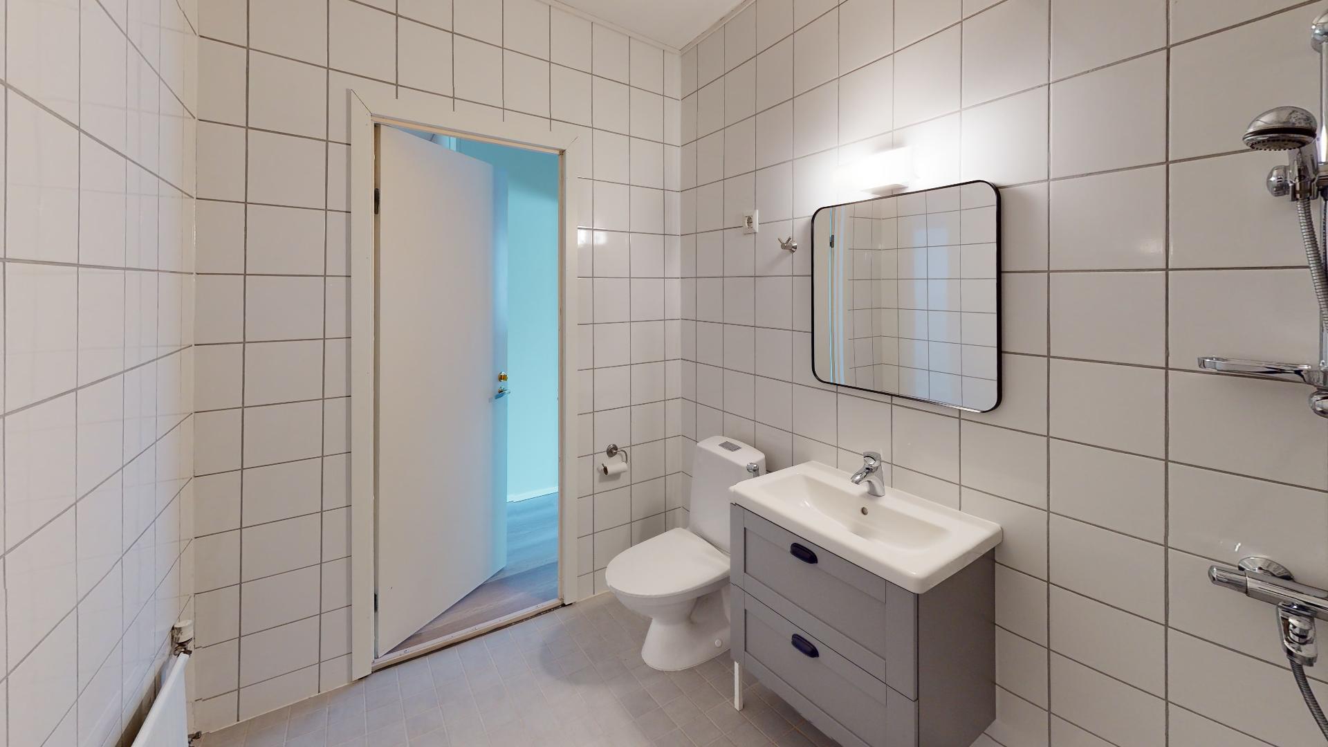 Siisti kylpyhuone on uusittu täysin