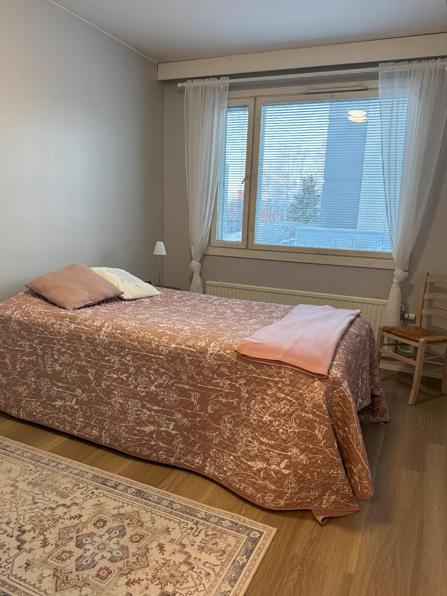 Makuuhuoneessa tilaa parivuoteelle