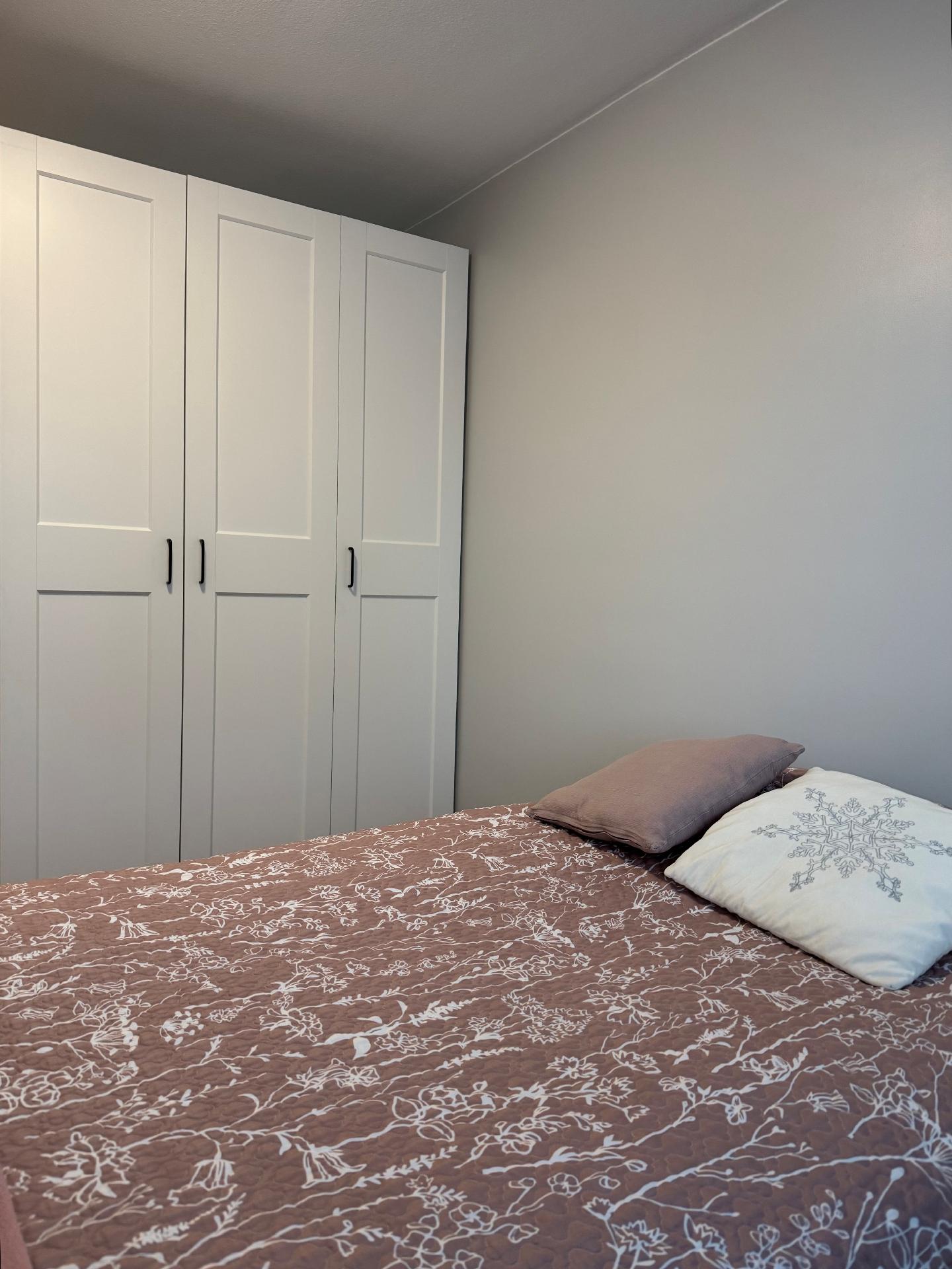 Makuuhuoneessa kaapistot