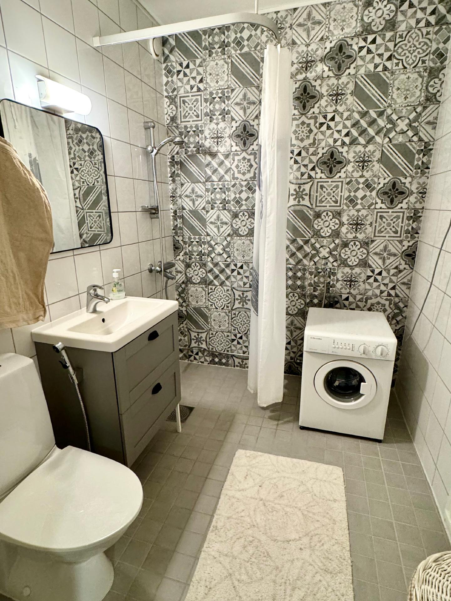 Kylpyhuoneessa tilaa pyykkikoneelle