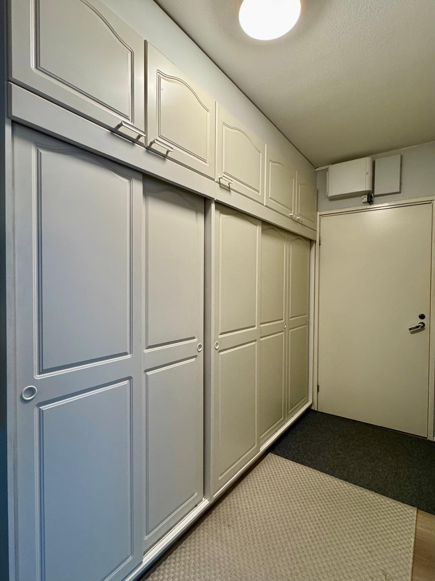 Eteisessä hyvät kaapistot