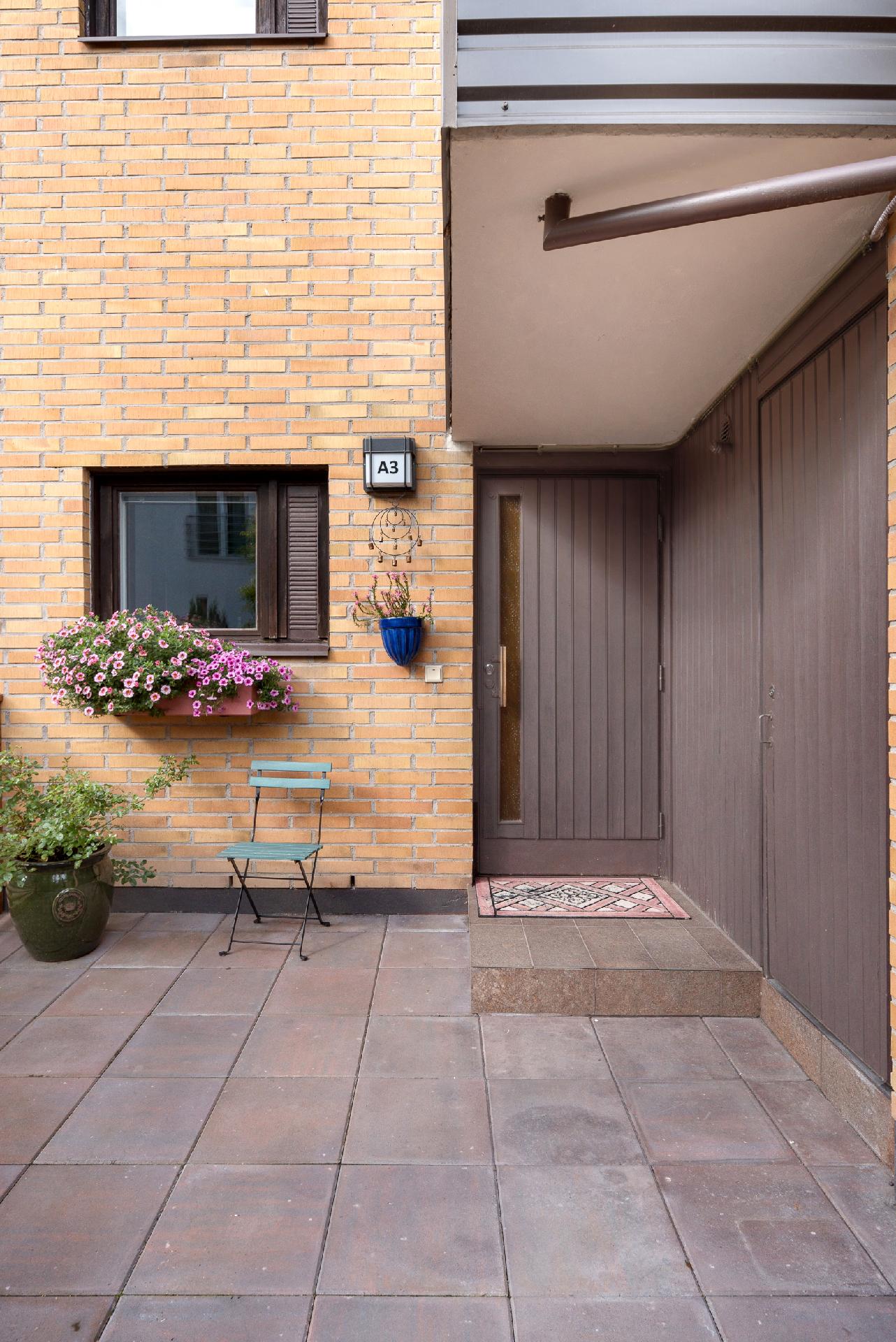 Lähikuva sisäänkäynnistä