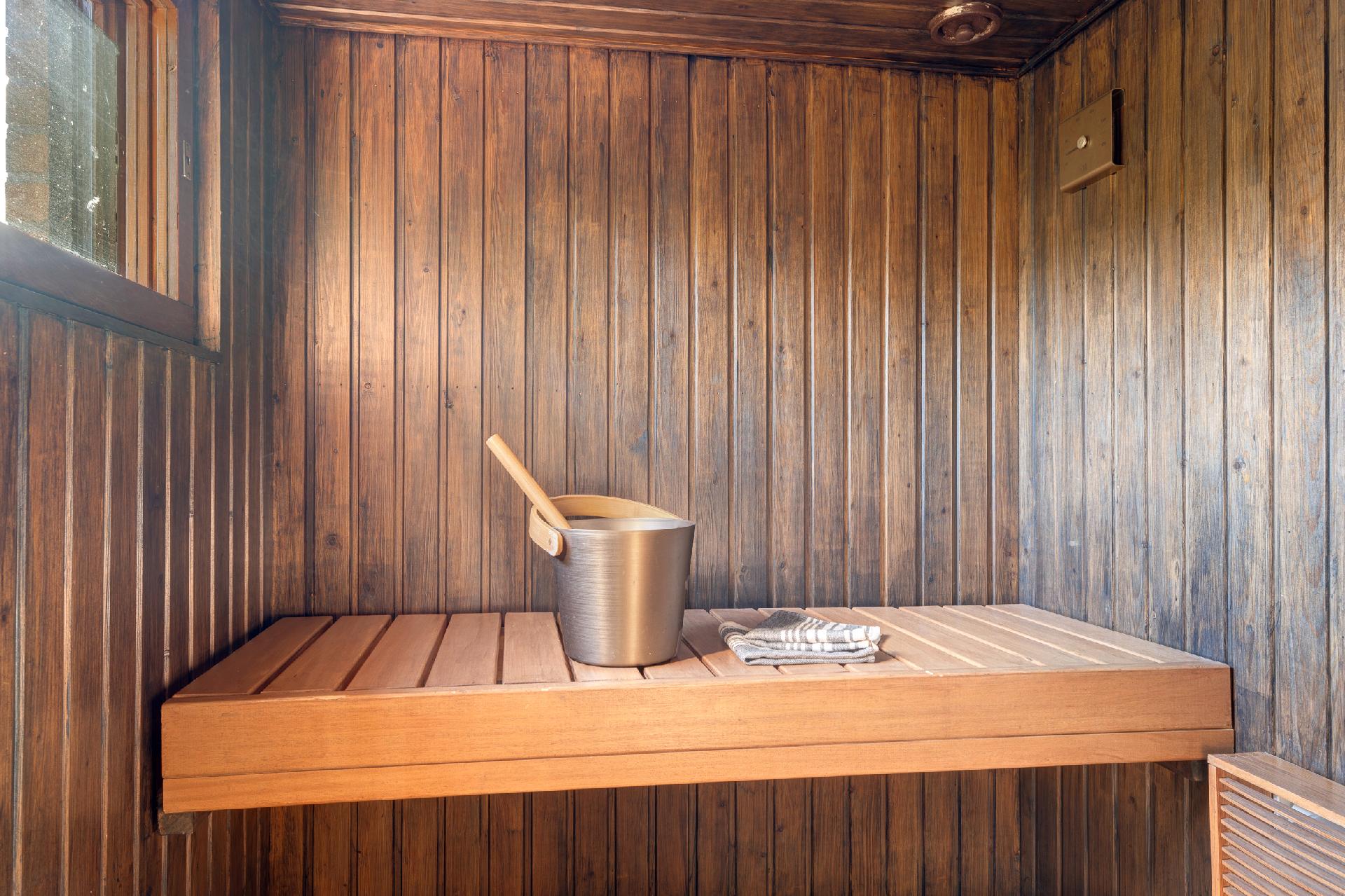 Sauna, joka tuo mieleen vanhanajan perinteisen maalaissaunan