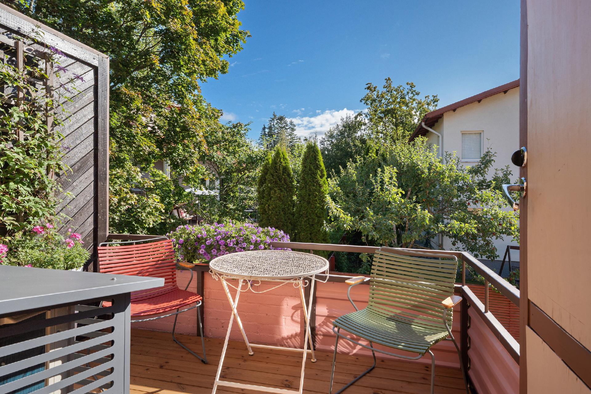 Yläkerran idyllisen kaunis pieni parveke