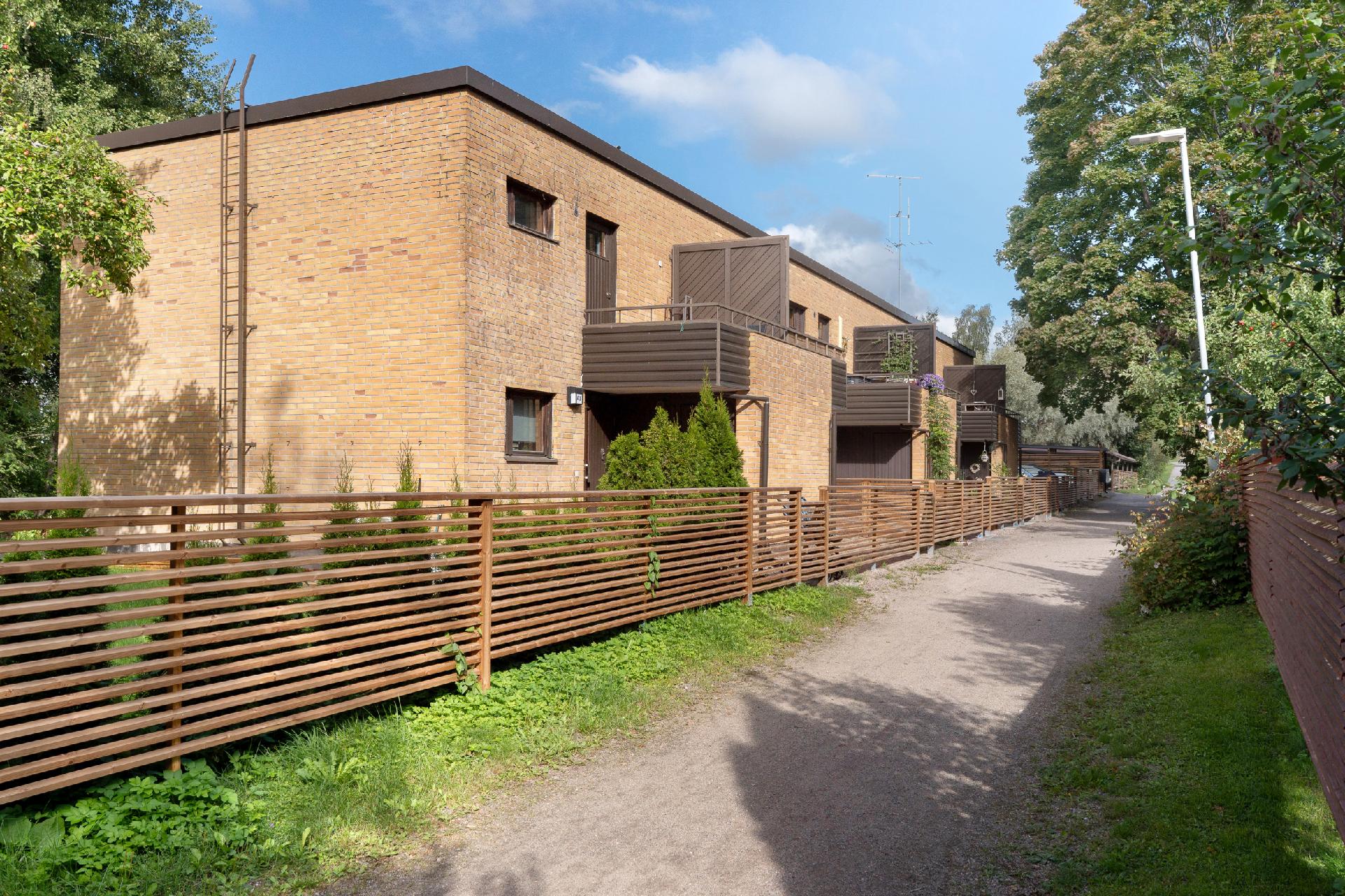 A-taloa kadun puolelta katsottuna