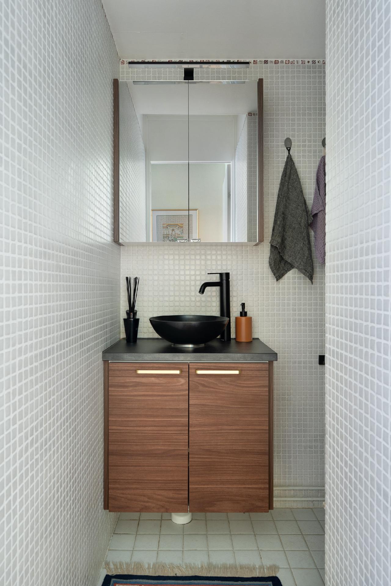 Alakerran erillinen wc, jossa pesuallas kaapistoineen