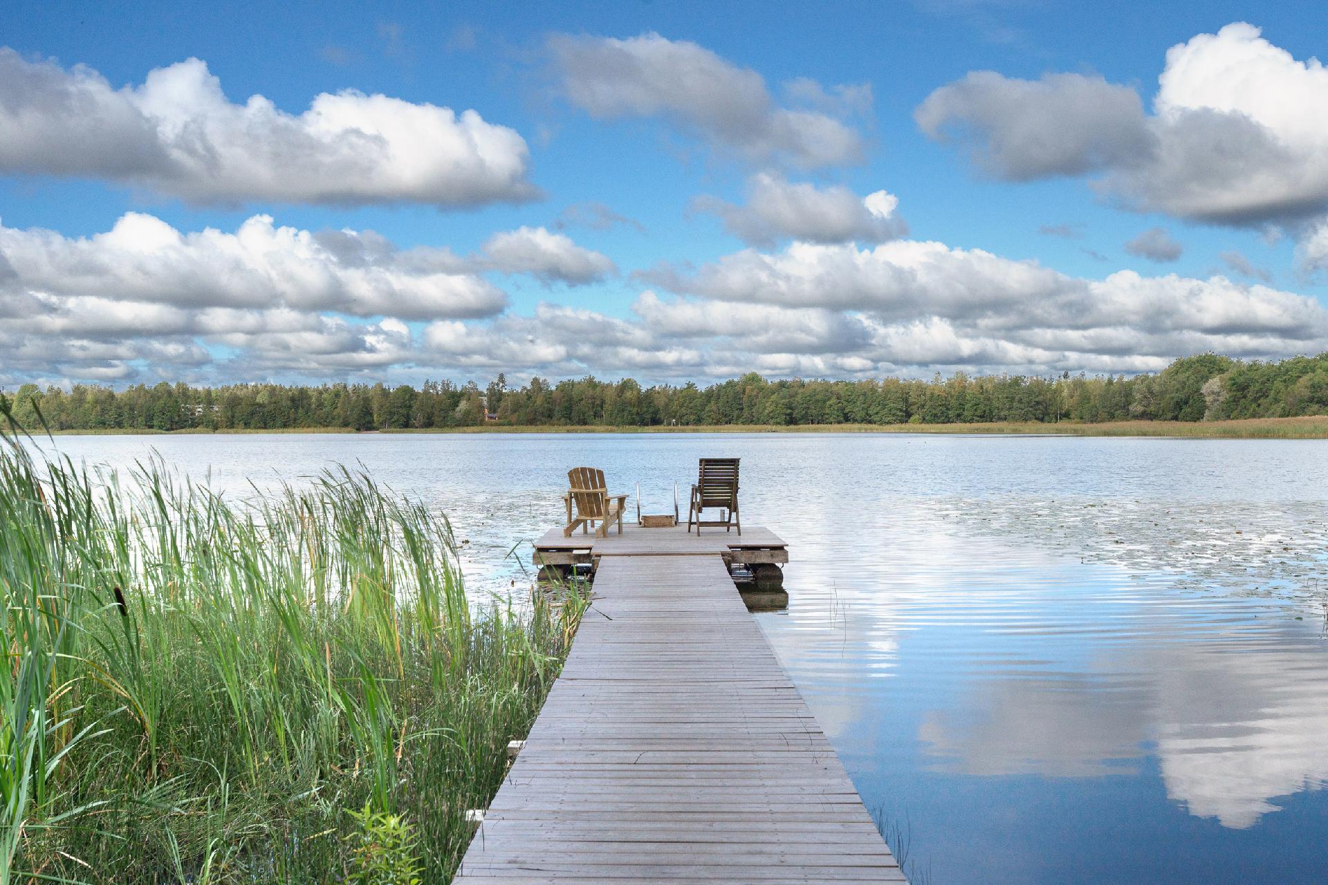 Taloyhtiön rannan laituri, lähde uimaan tai istu nauttimassa kauniista maisemasta