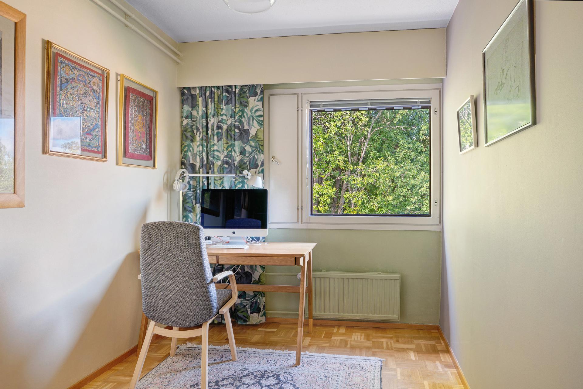 Pienempi makuuhuoneista, toimii hyvin myös työhuoneena, maisema avautuu puron ja asunnon pihan puolelle