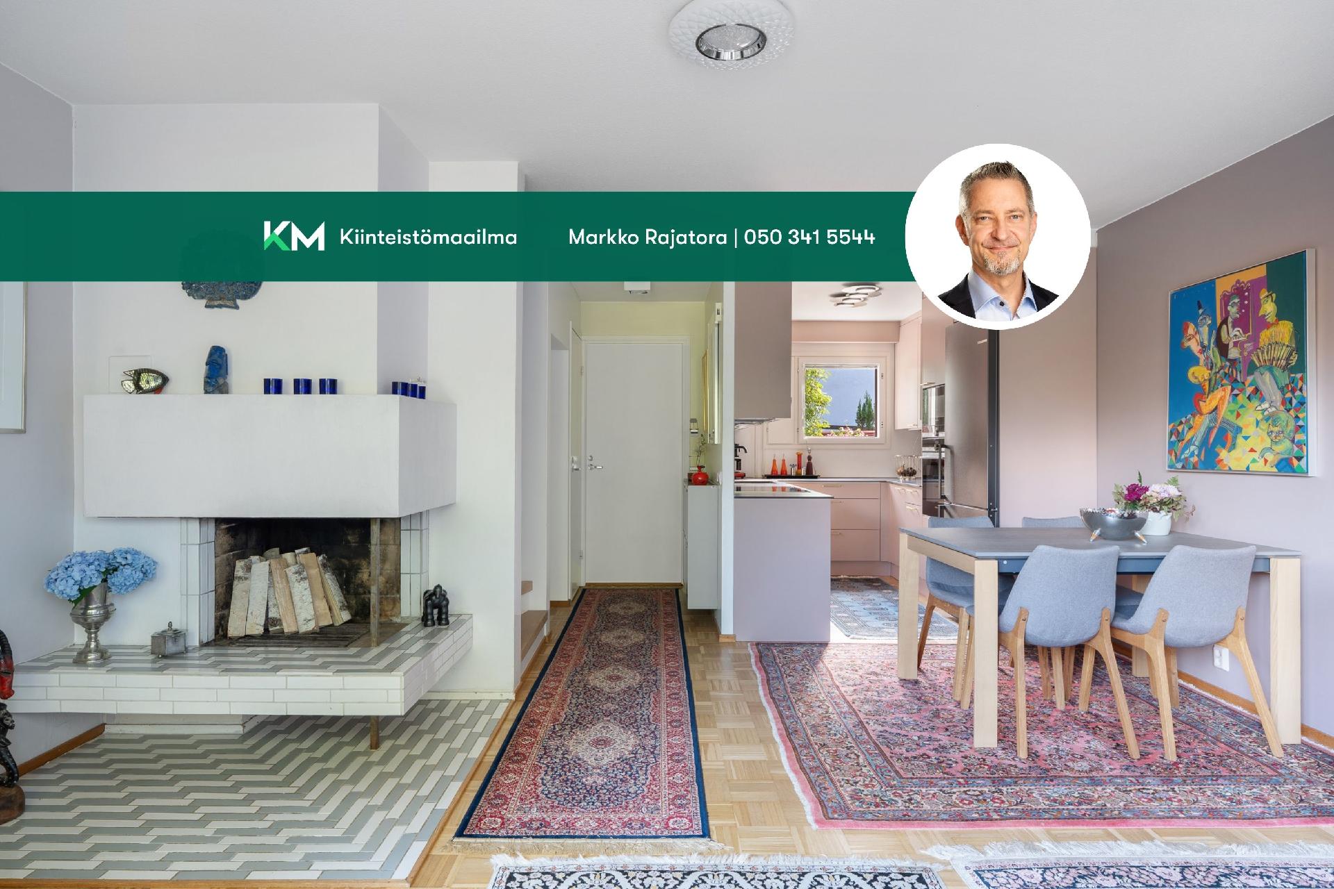 Olohuone, jossa kaunis takka ja ruokailutila