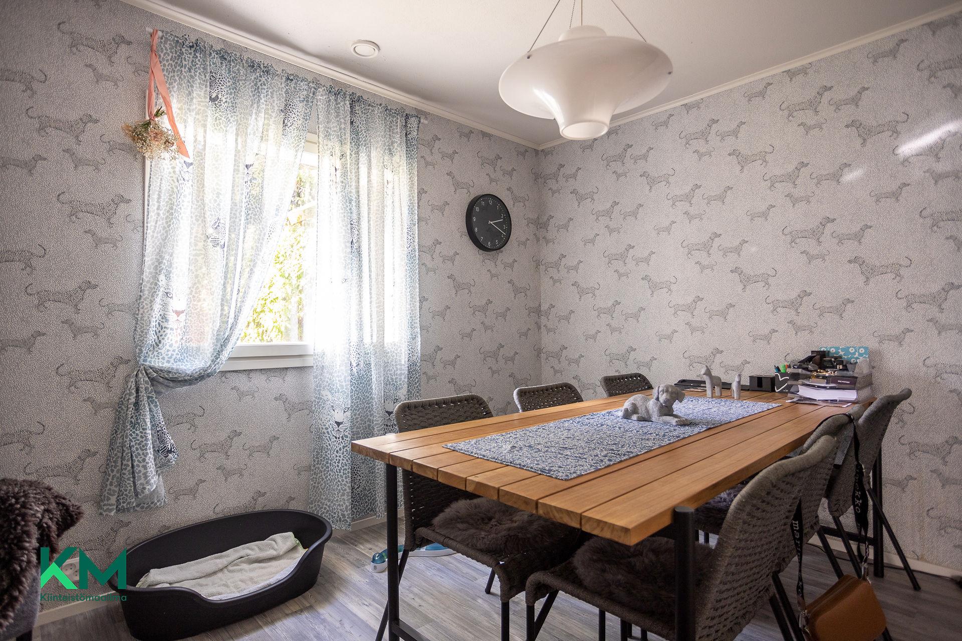 Työtila/makuuhuone alakerrassa