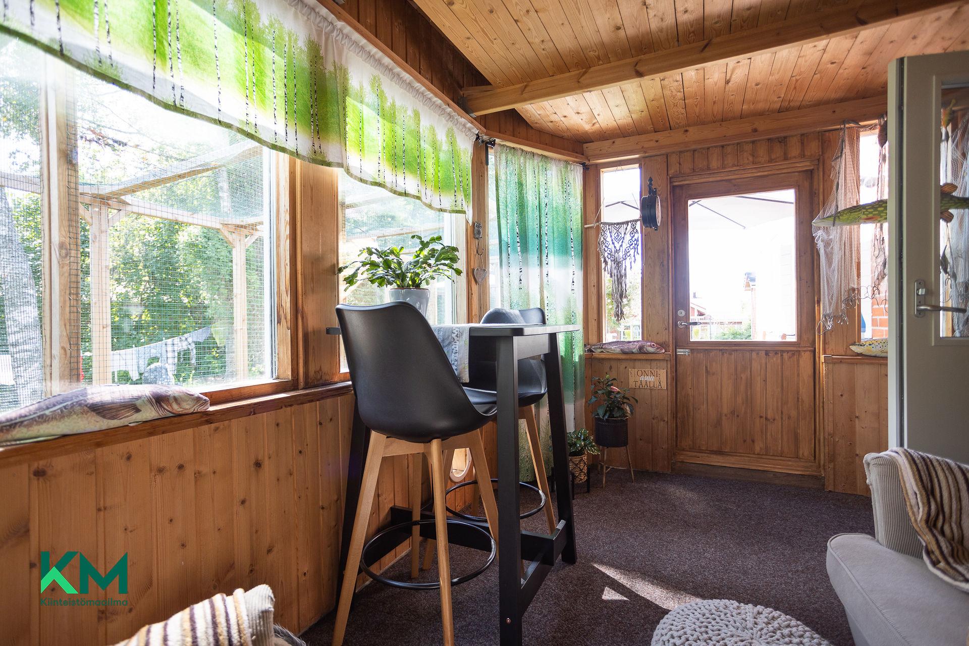 Alakerran lasikuisti