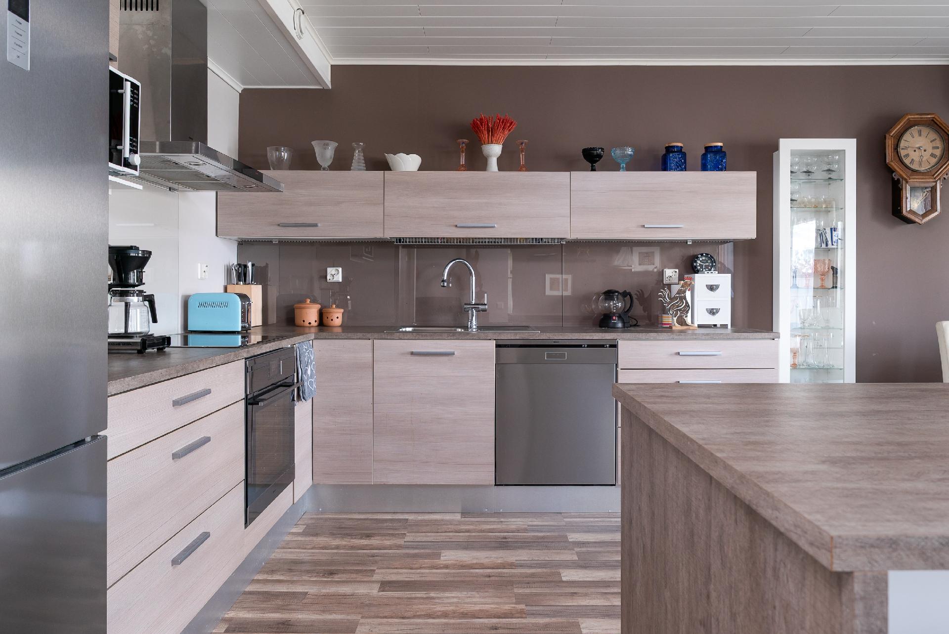 keittiössä paljon kaappitilaa