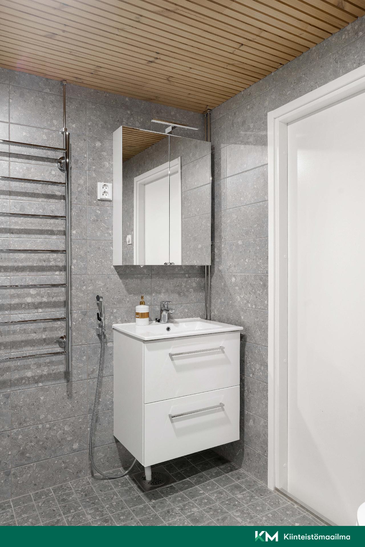 Juuri putkiremontissa uusittu kylpyhuone.