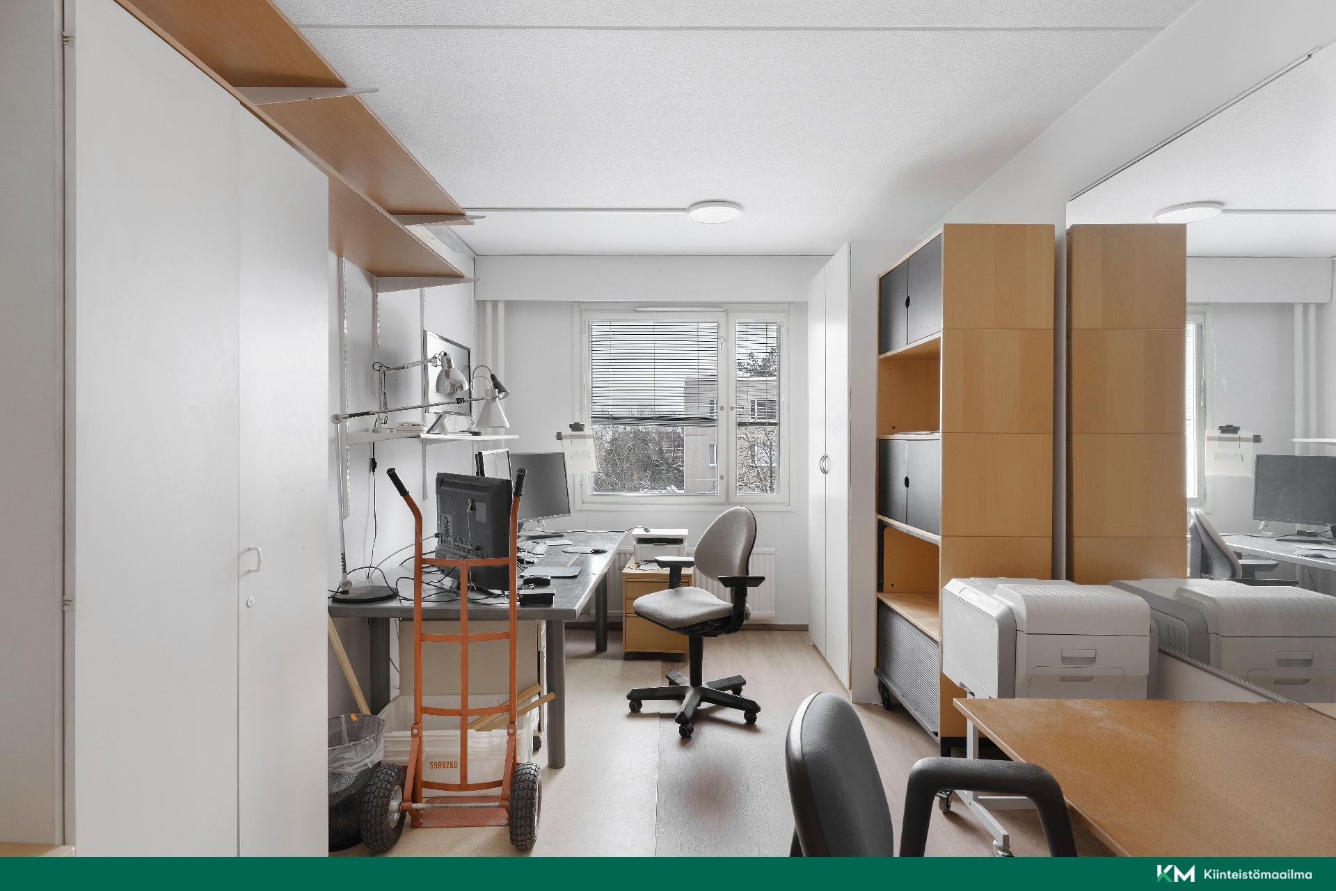 Tällä hetkellä huoneessa on vielä toimistokalusteita