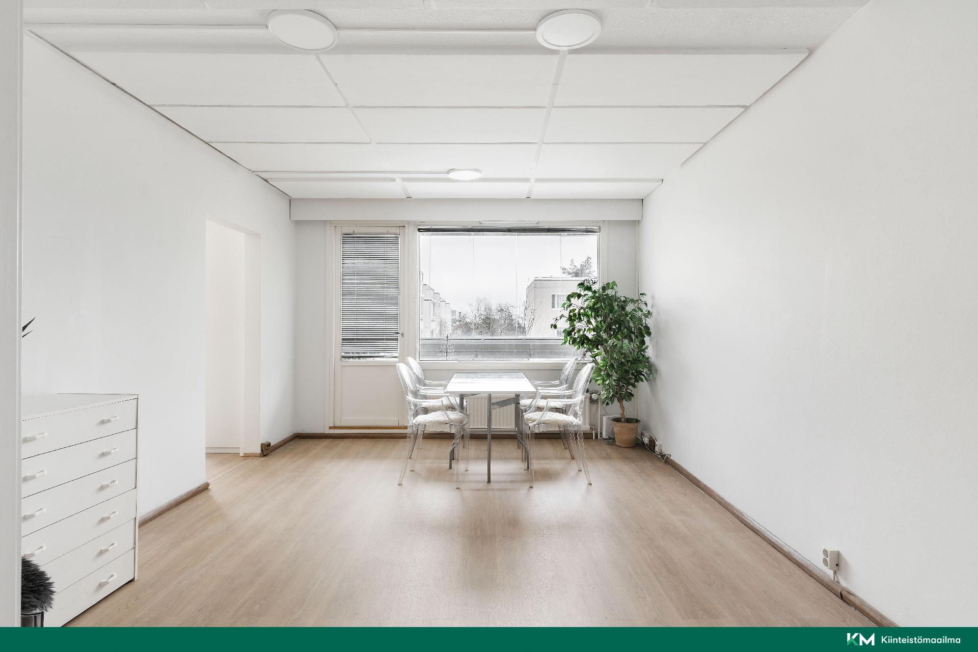 Olohuoneesta on käynti keittiöön ja lasitetulle parvekkeelle.