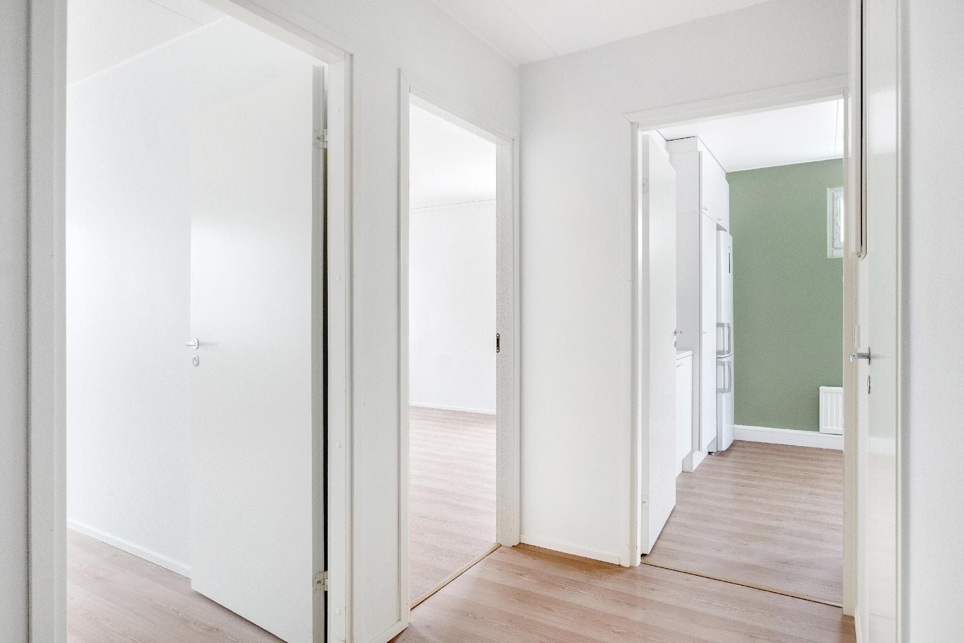 Eteinen, ensin makuuhuone, sitten olohuone ja keittiö perällä