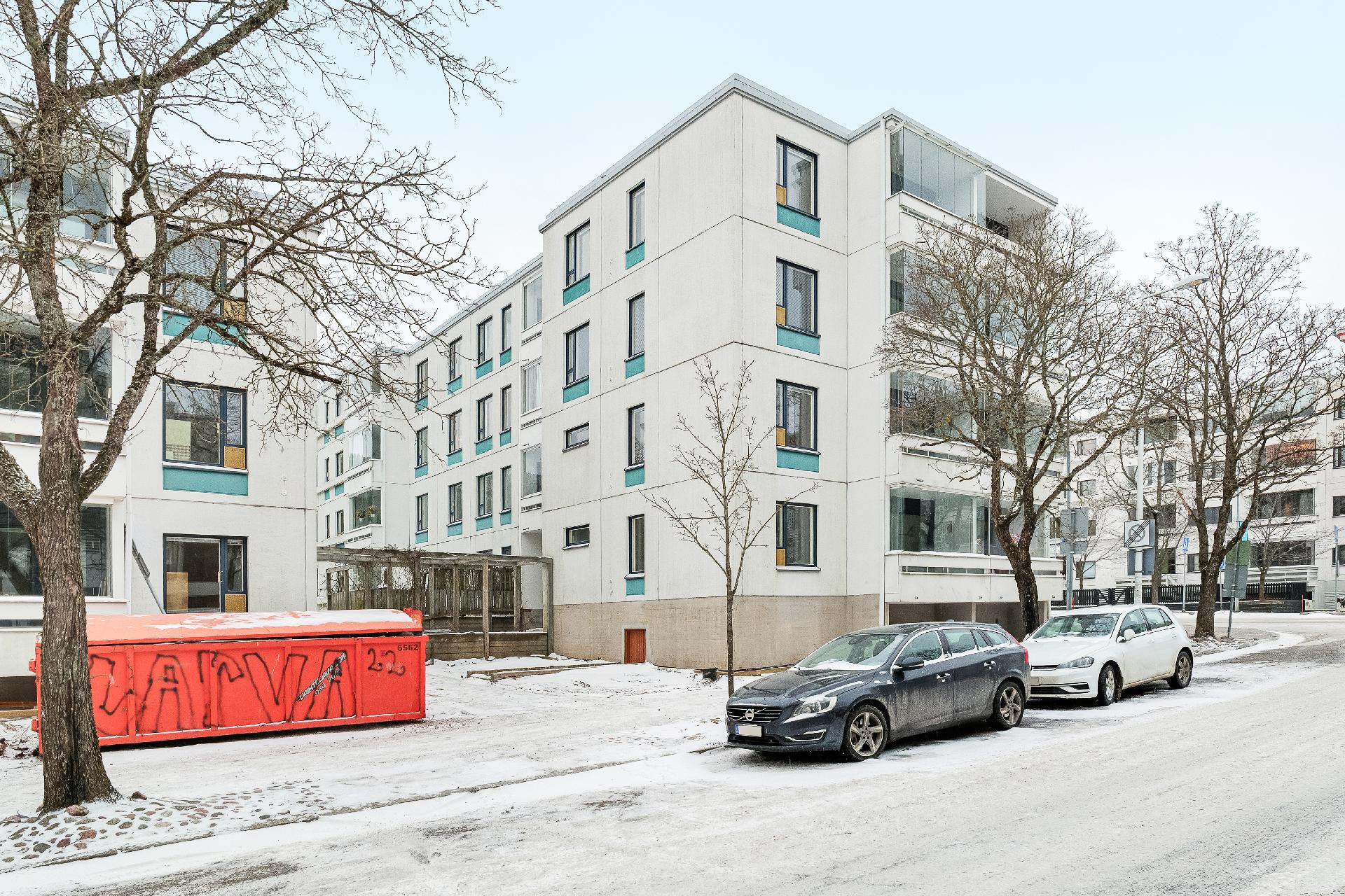 Talon päätyä, jossa on asunnon parveke. Kulmahuoneisto.