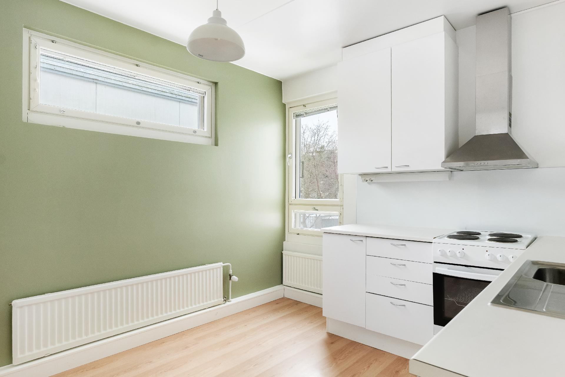 Keittiöön mahtuu hyvin ruokapöytä