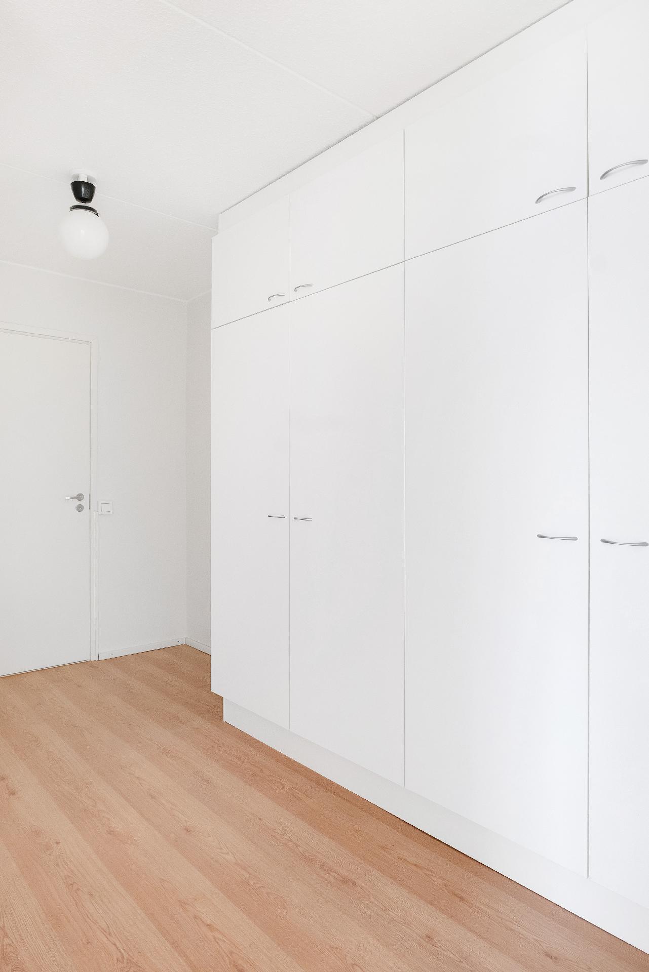 Eteinen kaapistoineen