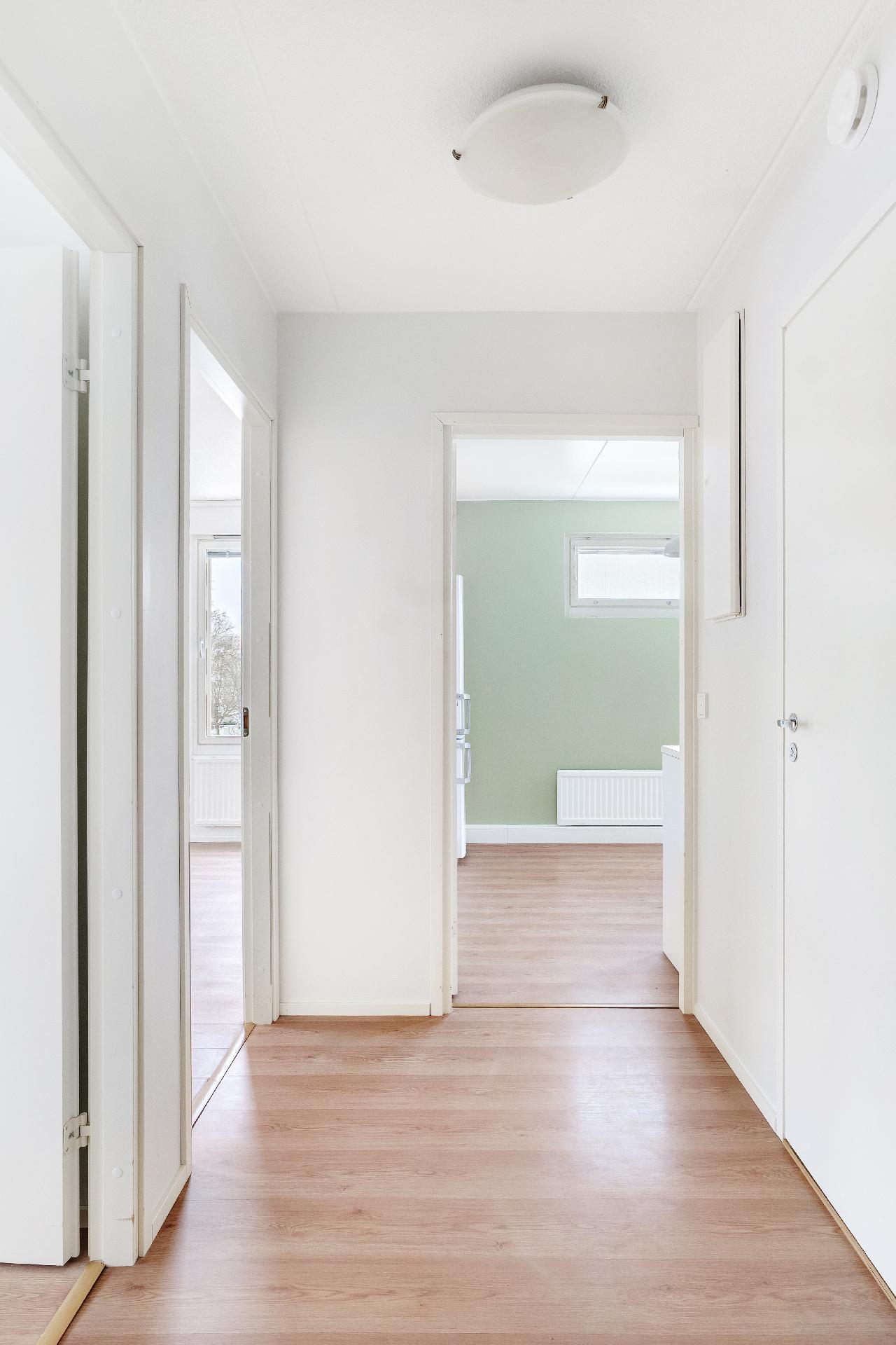 Eteisestä keittiöön päin