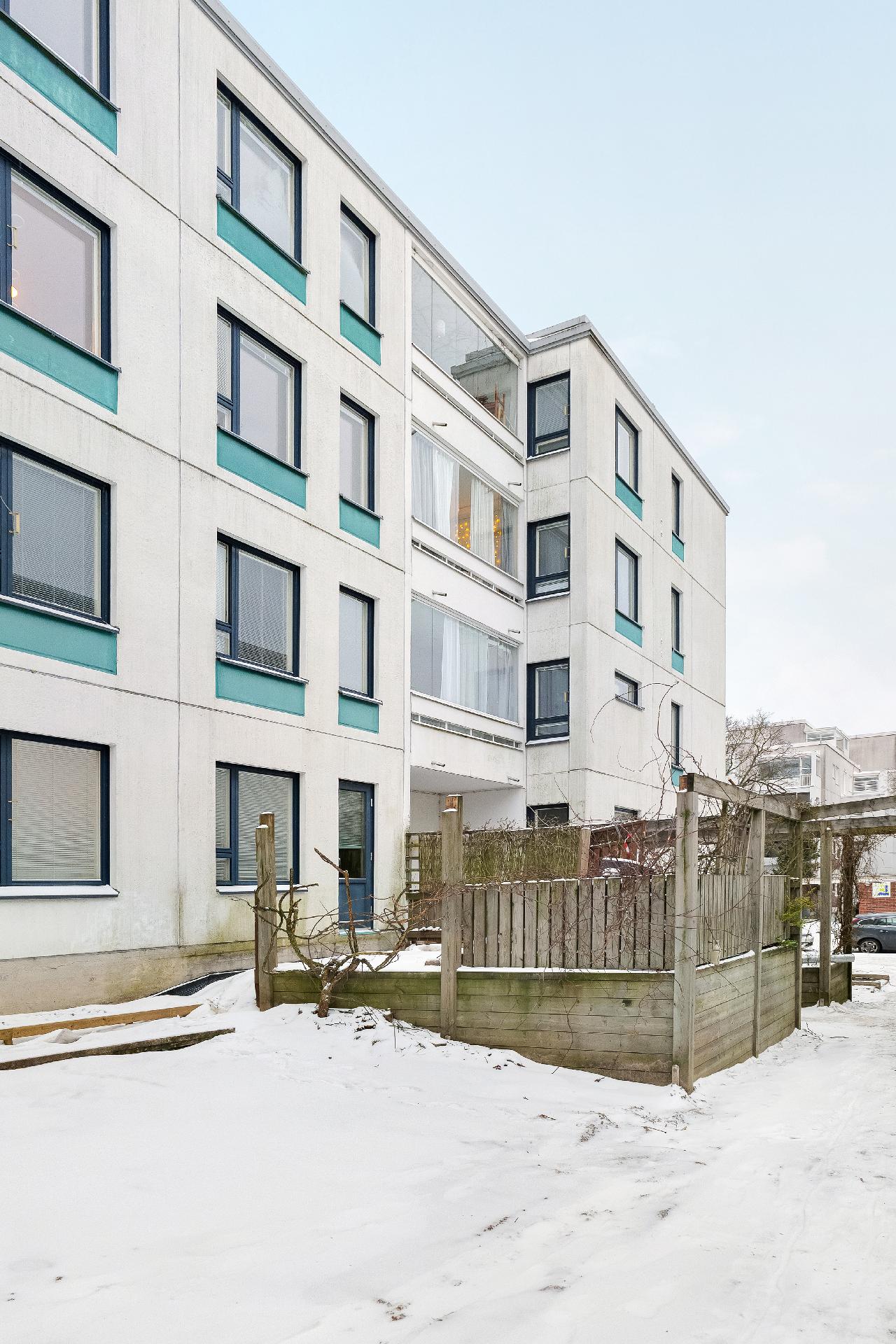 Sisäänkäynti B-rappuun.