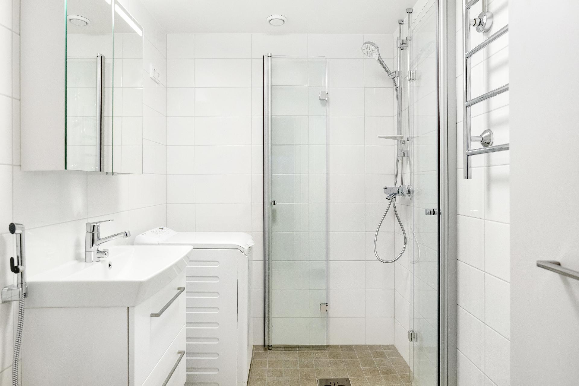 Juuri uusittu käyttämätön kylpyhuone