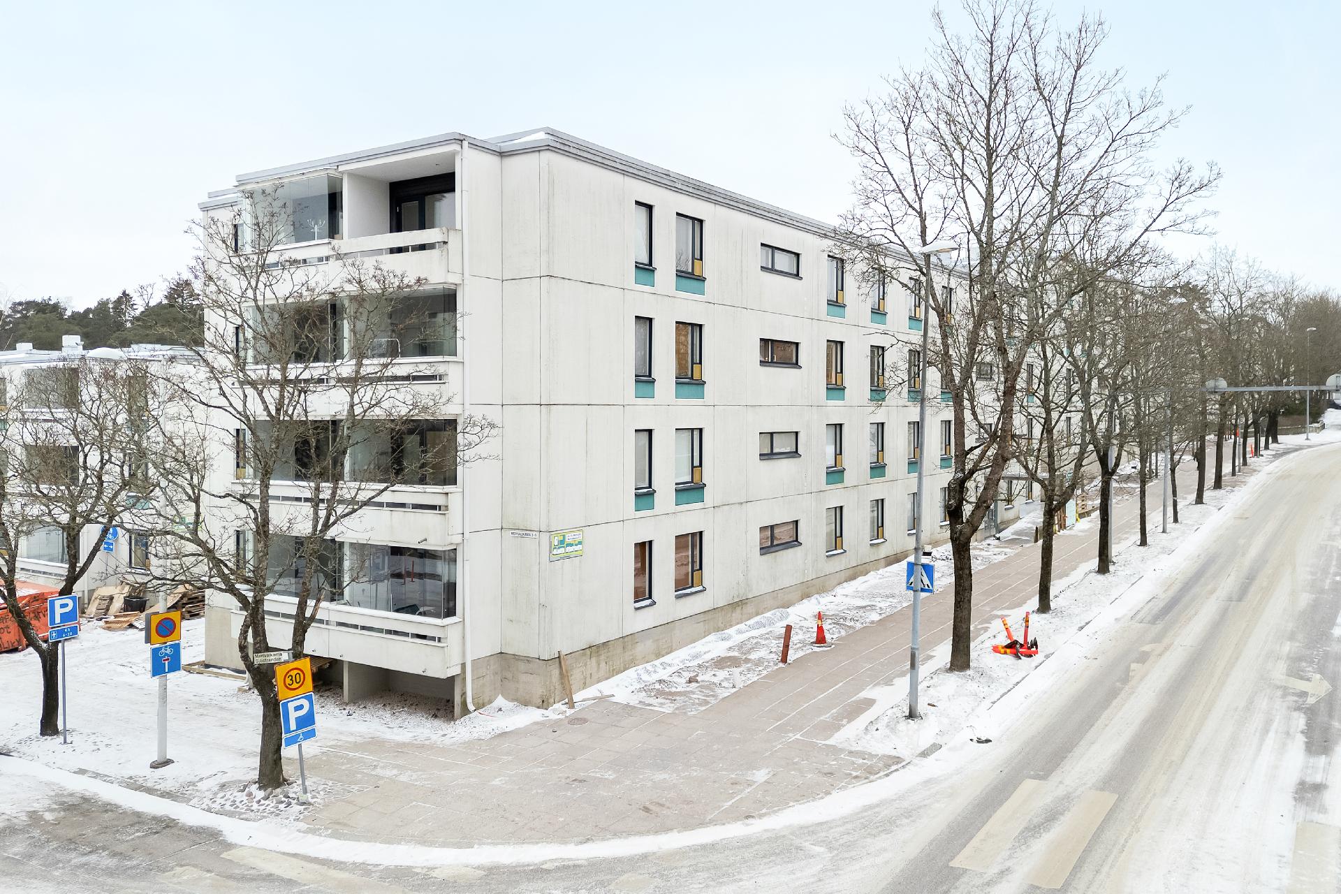 Talo Kivenlahdenkadulta katsottuna