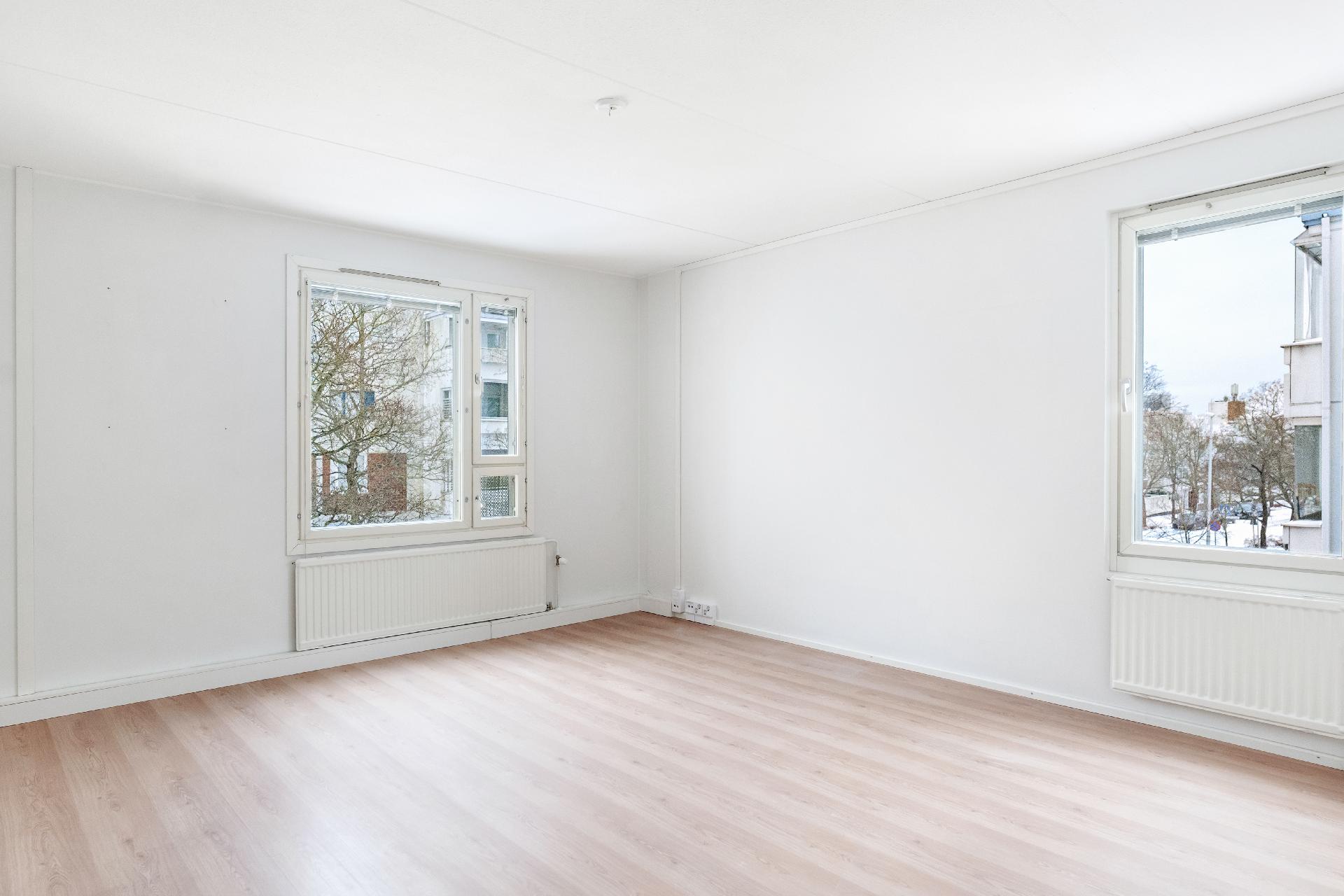 Olohuoneeseen tulee valoa kahdesta suunnasta