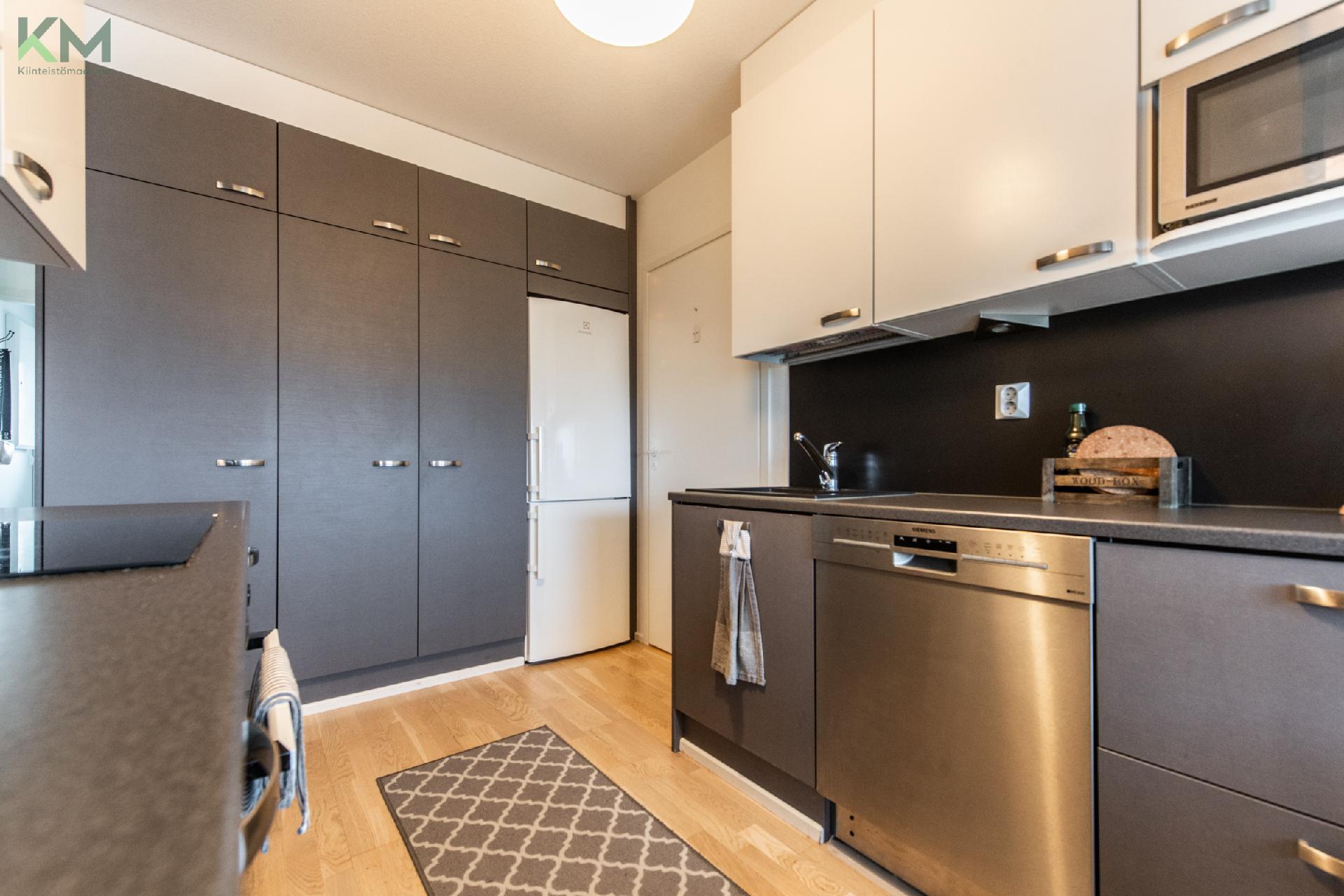 Keittiössä runsaasti kaappitilaa