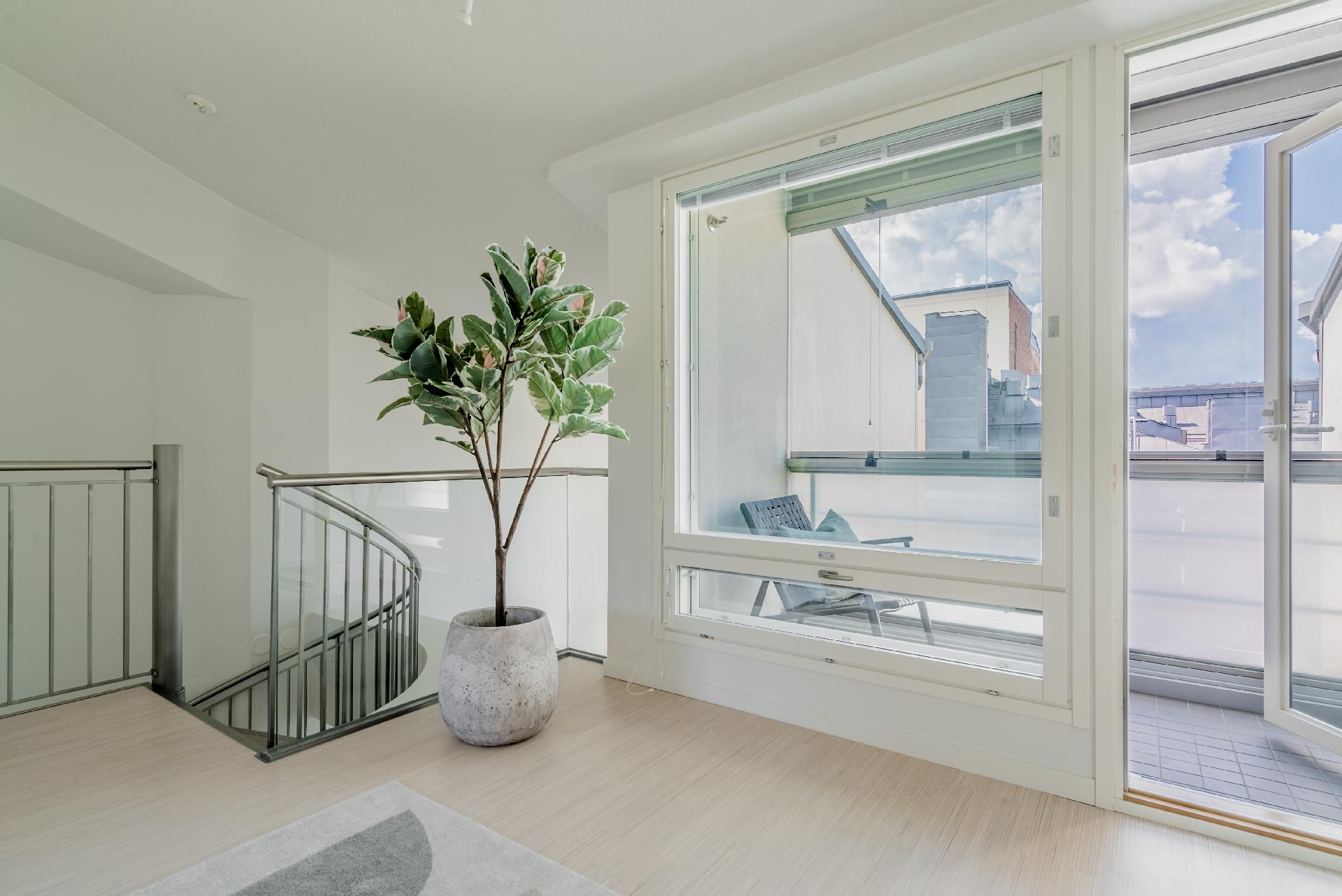 Kolmas parveke on toisessa kerroksessa.