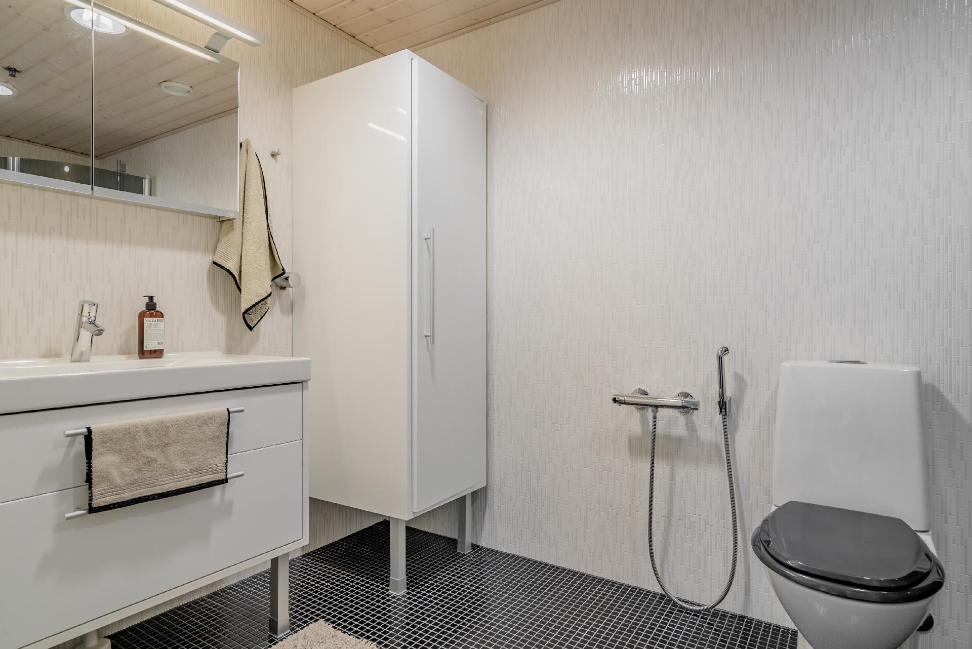 Alemman kerroksen wc.