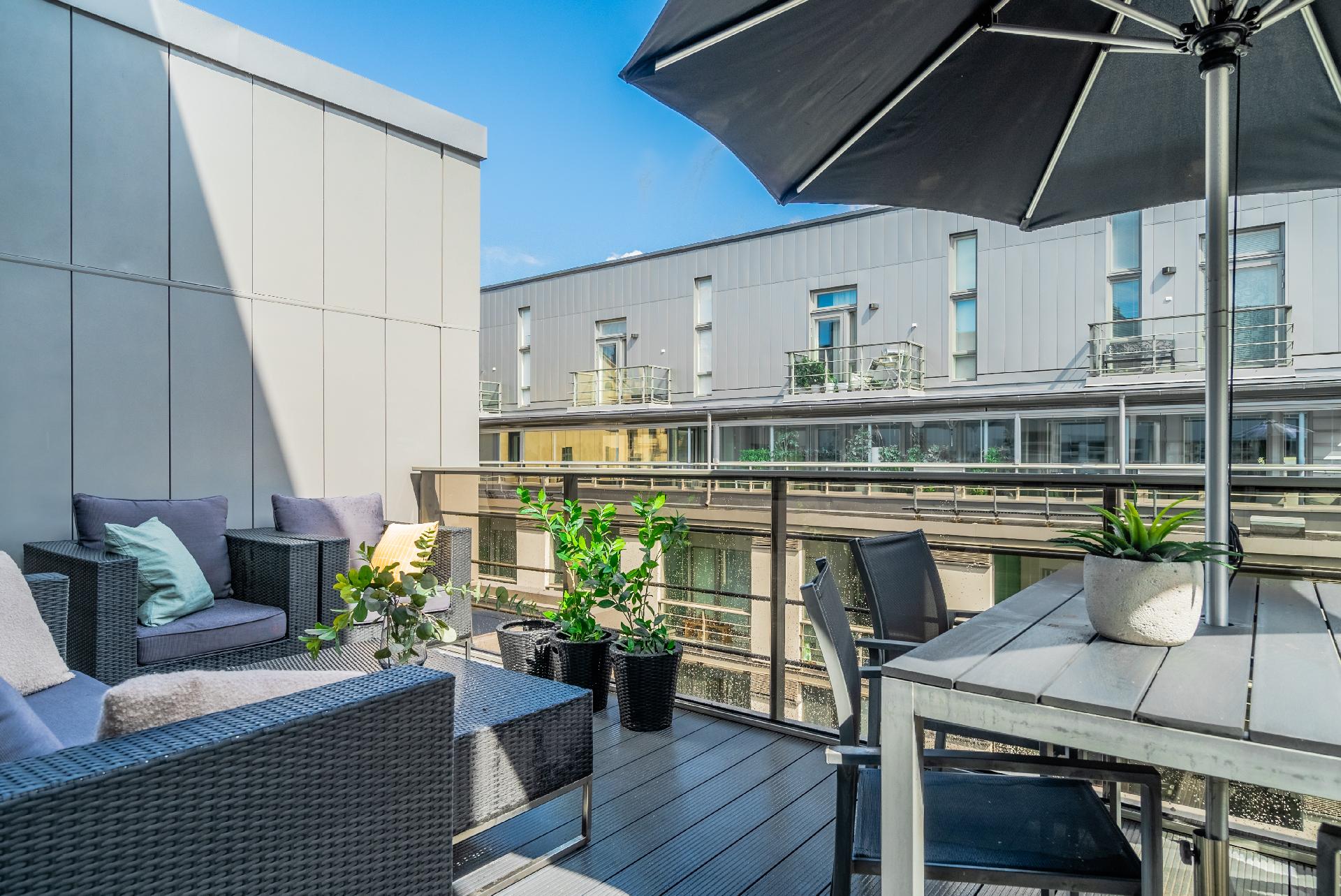 Kesäisin lisää viihtyisyyttä tuo iso avoterassi. Sen lisäksi huoneistossa on kaksi lasitettua parveketta, yksi molemmissa kerroksissa.