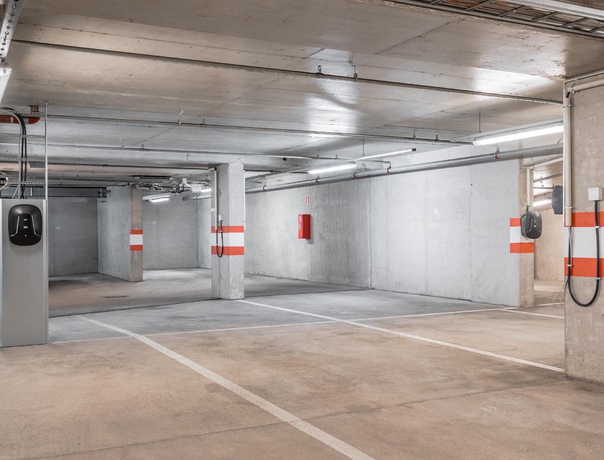 Autohalliin pääsee suoraan hissillä huoneistokerroksesta. 