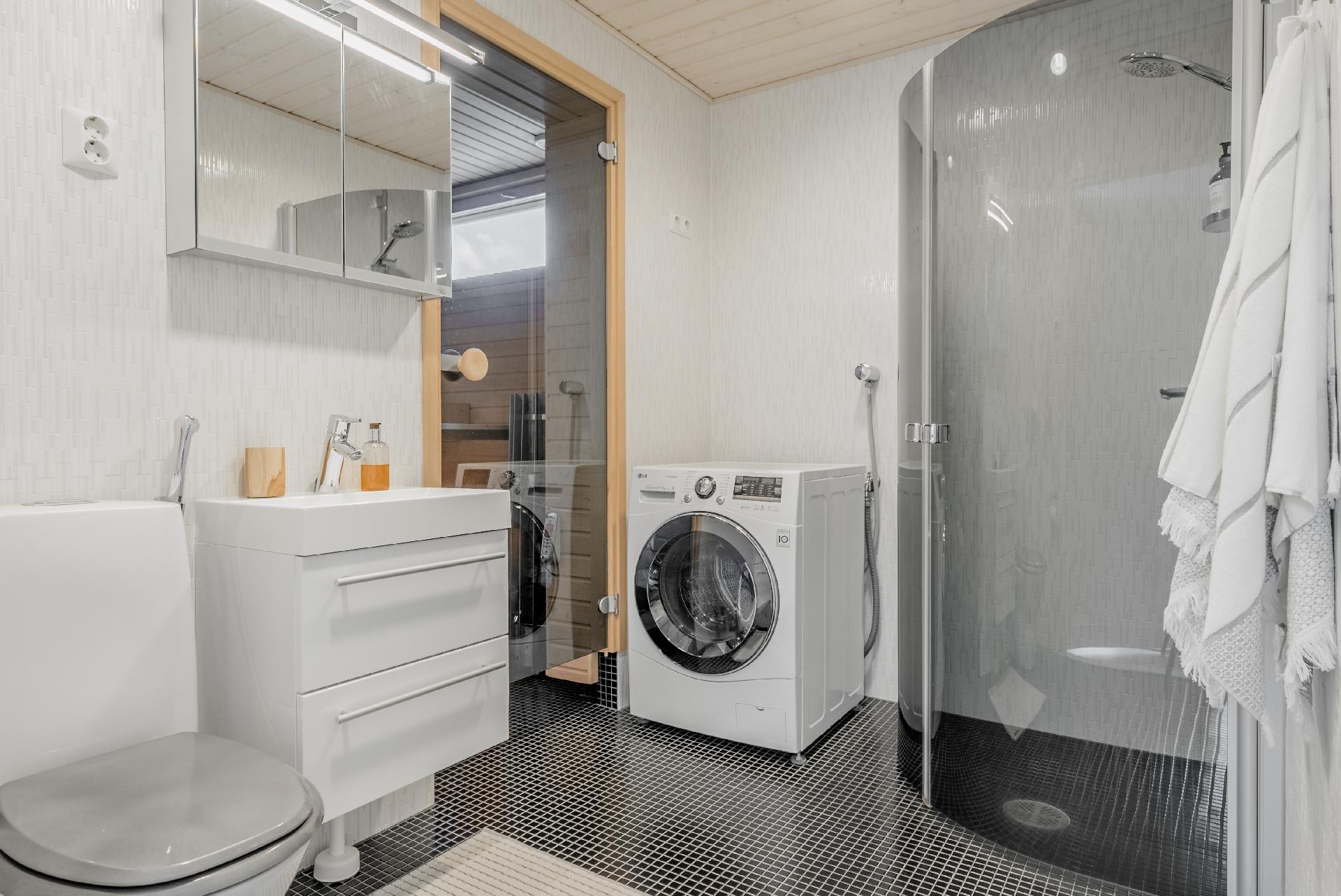 Ylemmän kerroksen kylpyhuoneen yhteydessä on ikkunallinen sauna.