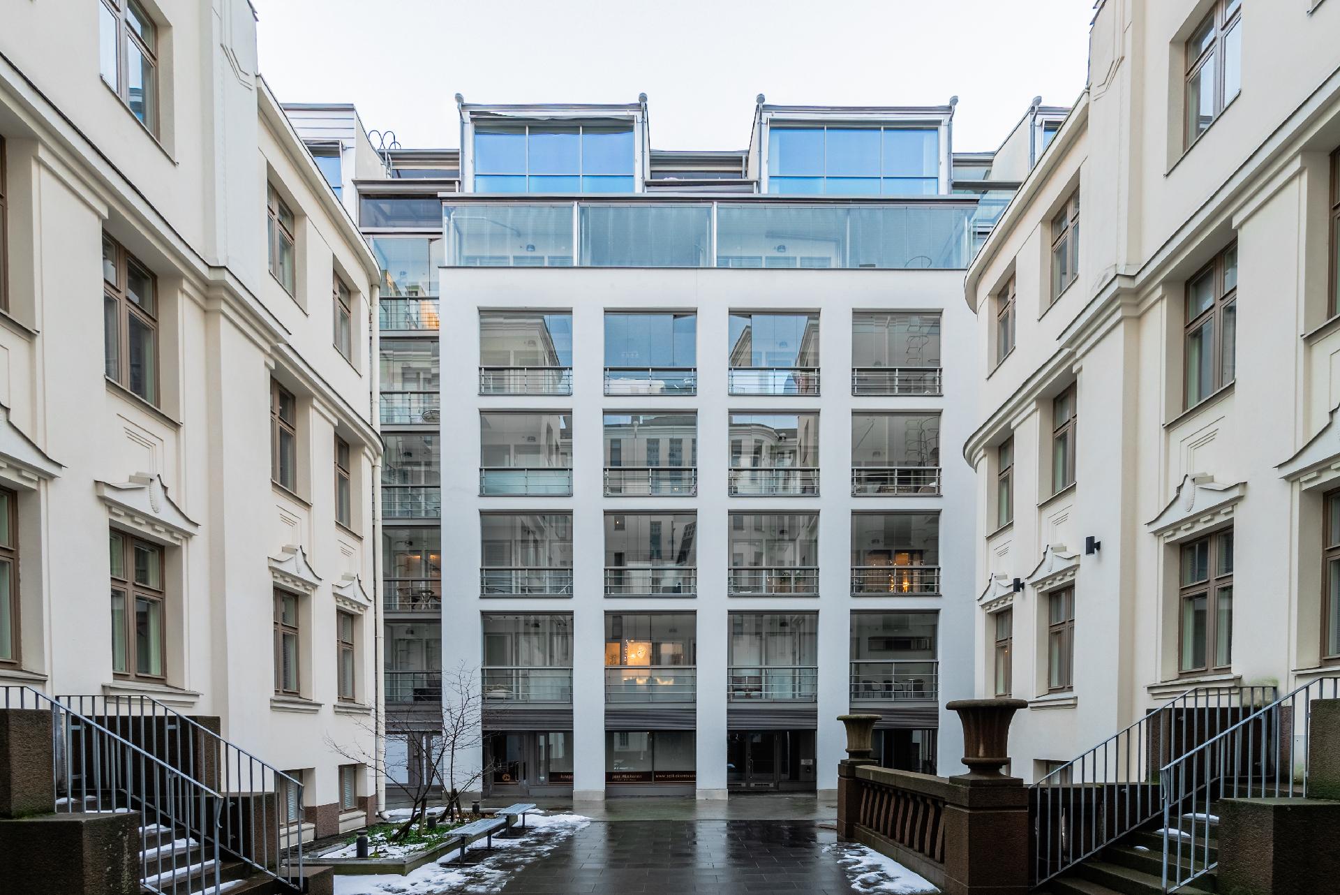 Sisäpihan uudisrakennus, jonka ylimmissä kerroksissa myytävä huoneisto sijaitsee, on valmistunut v. 2012.