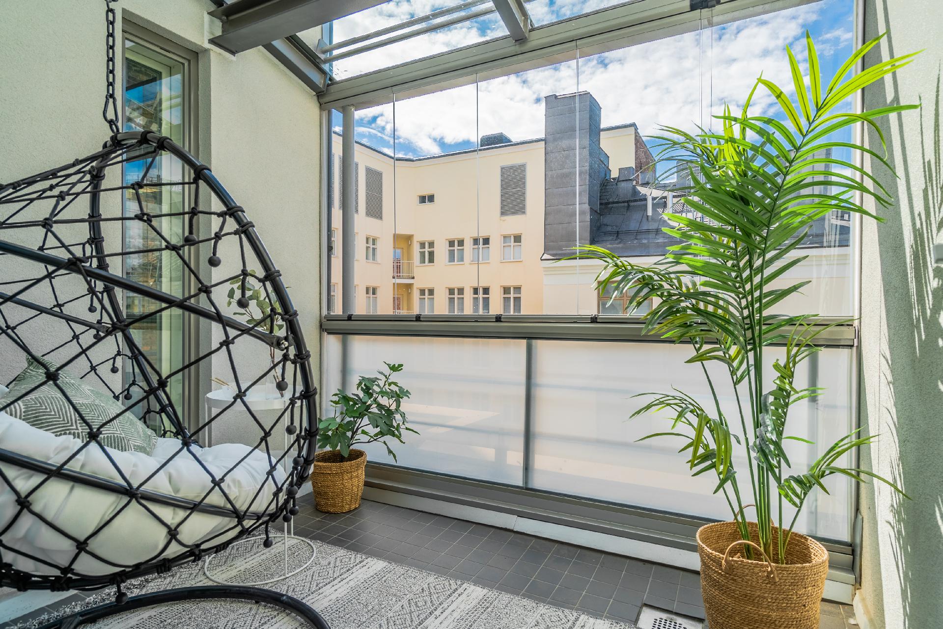 Alemmassa kerroksessa on lasitettu parveke (avoterassin lisäksi).