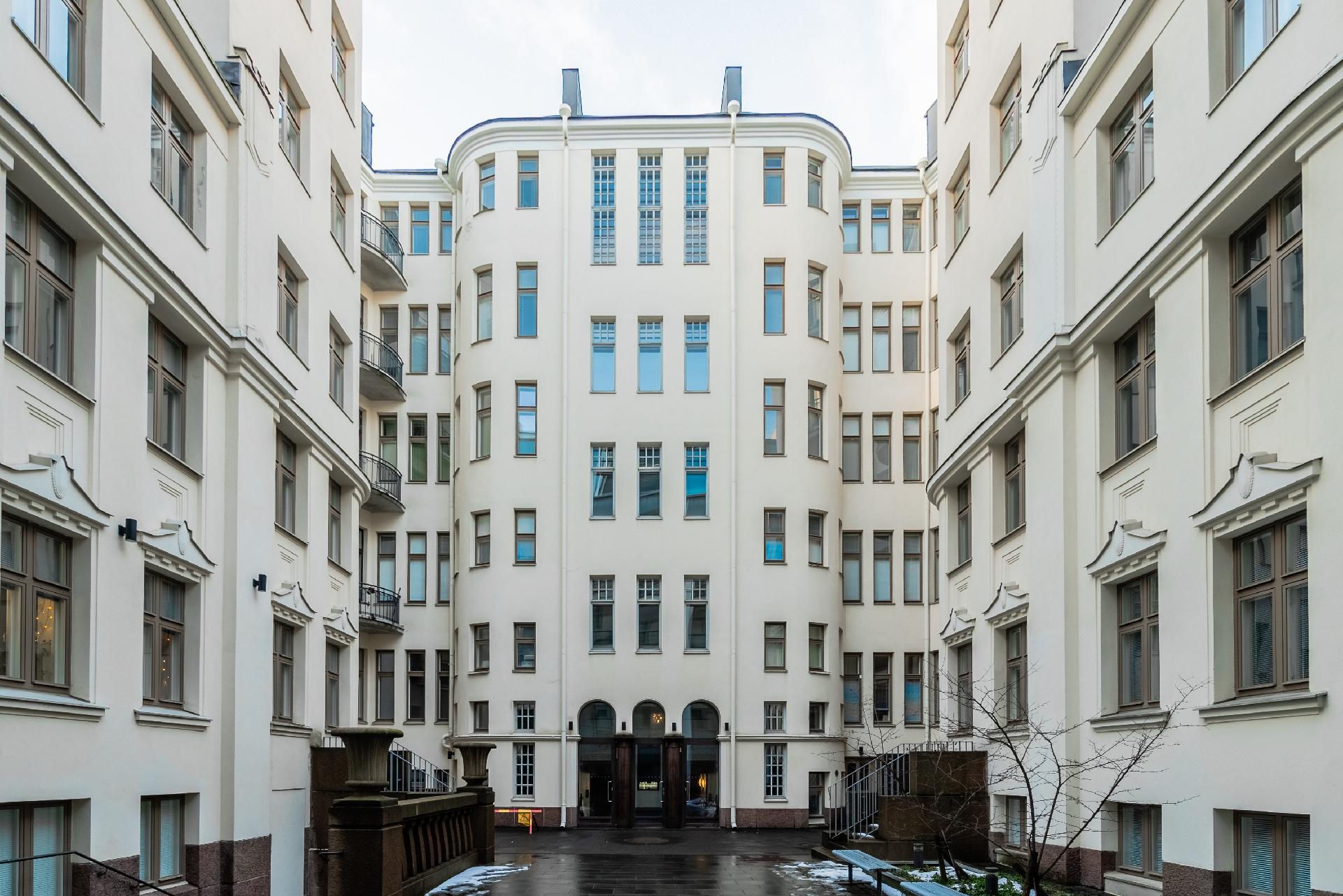 Sisäpihanäkymää, rapusta ulos tullessa.