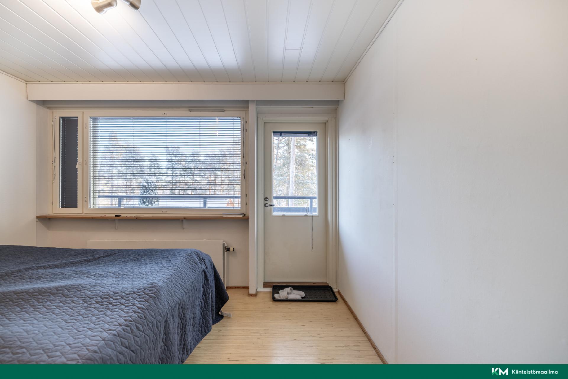 Yläkerran makuuhuone 1
