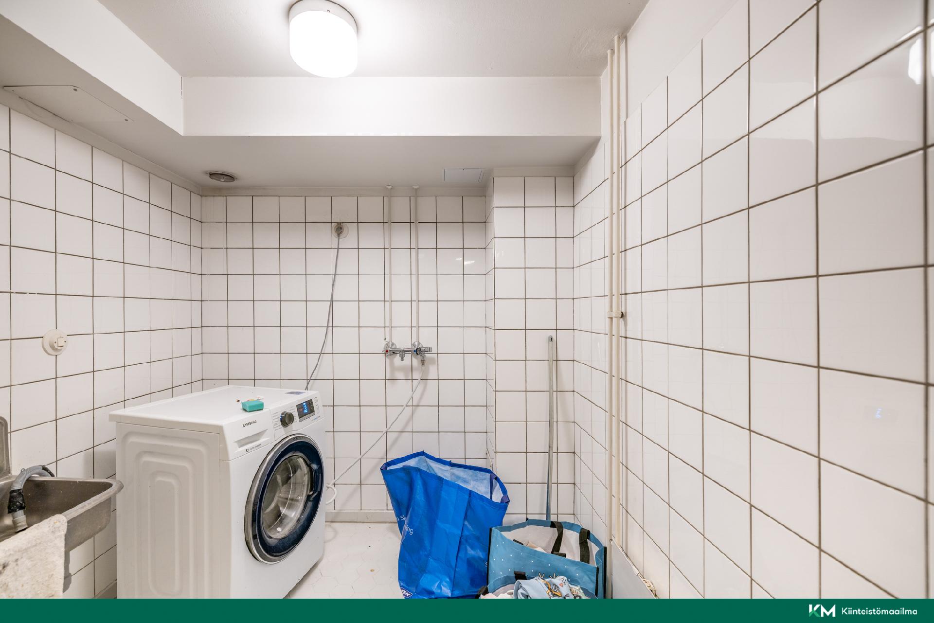 Kellarikerroksen pyykinpesuhuone